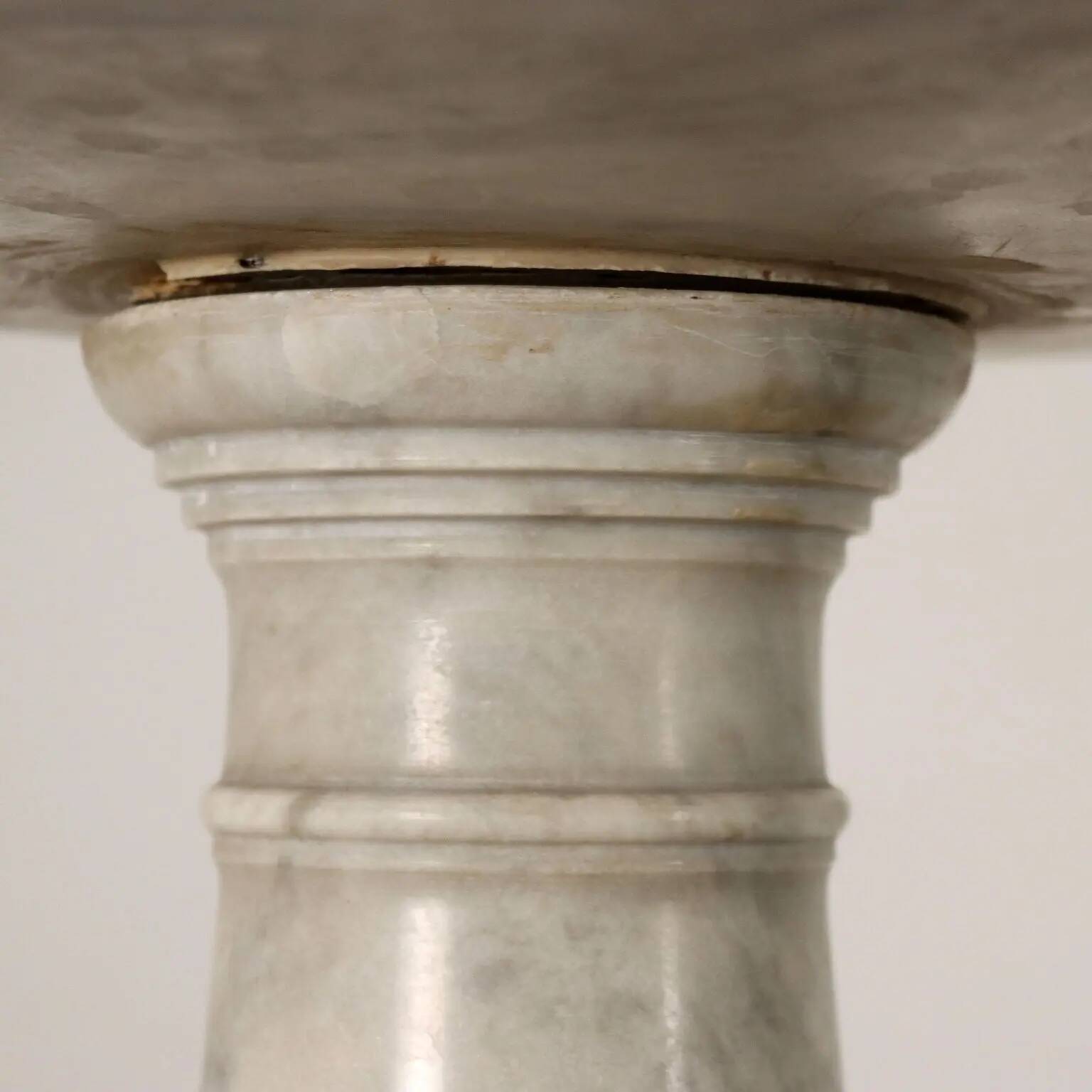 Antique Neo-Renaissance jardinière in marble, decorations, 19th century.