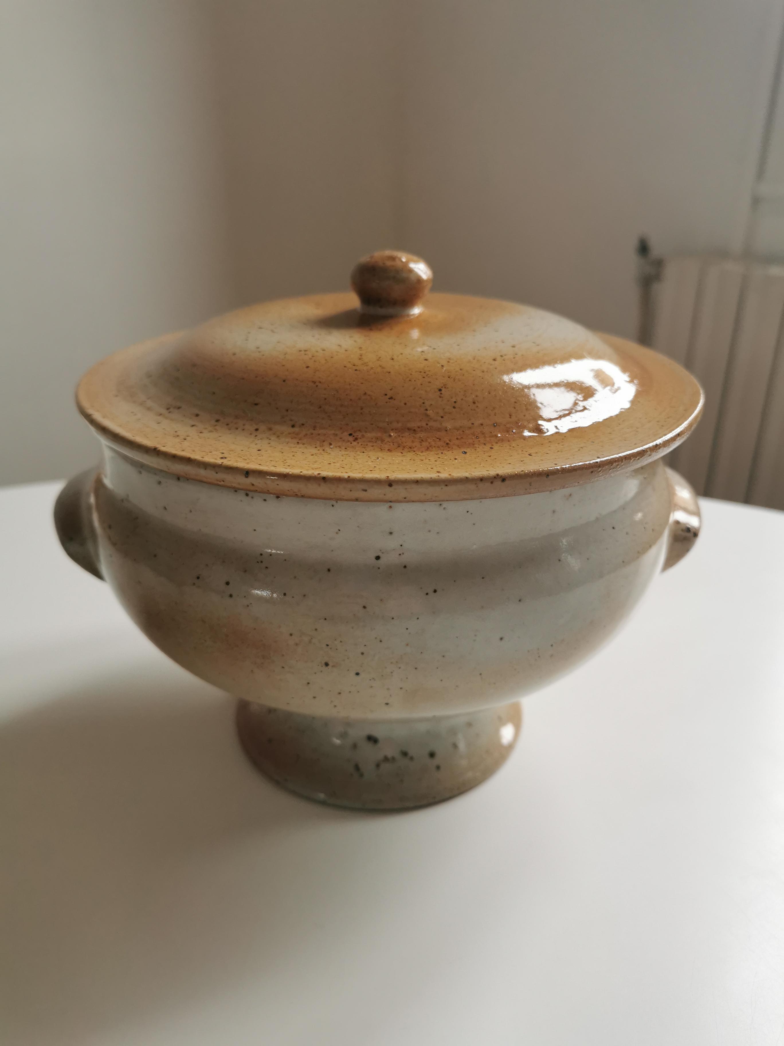 Soupière with sandstone lid of the Marais