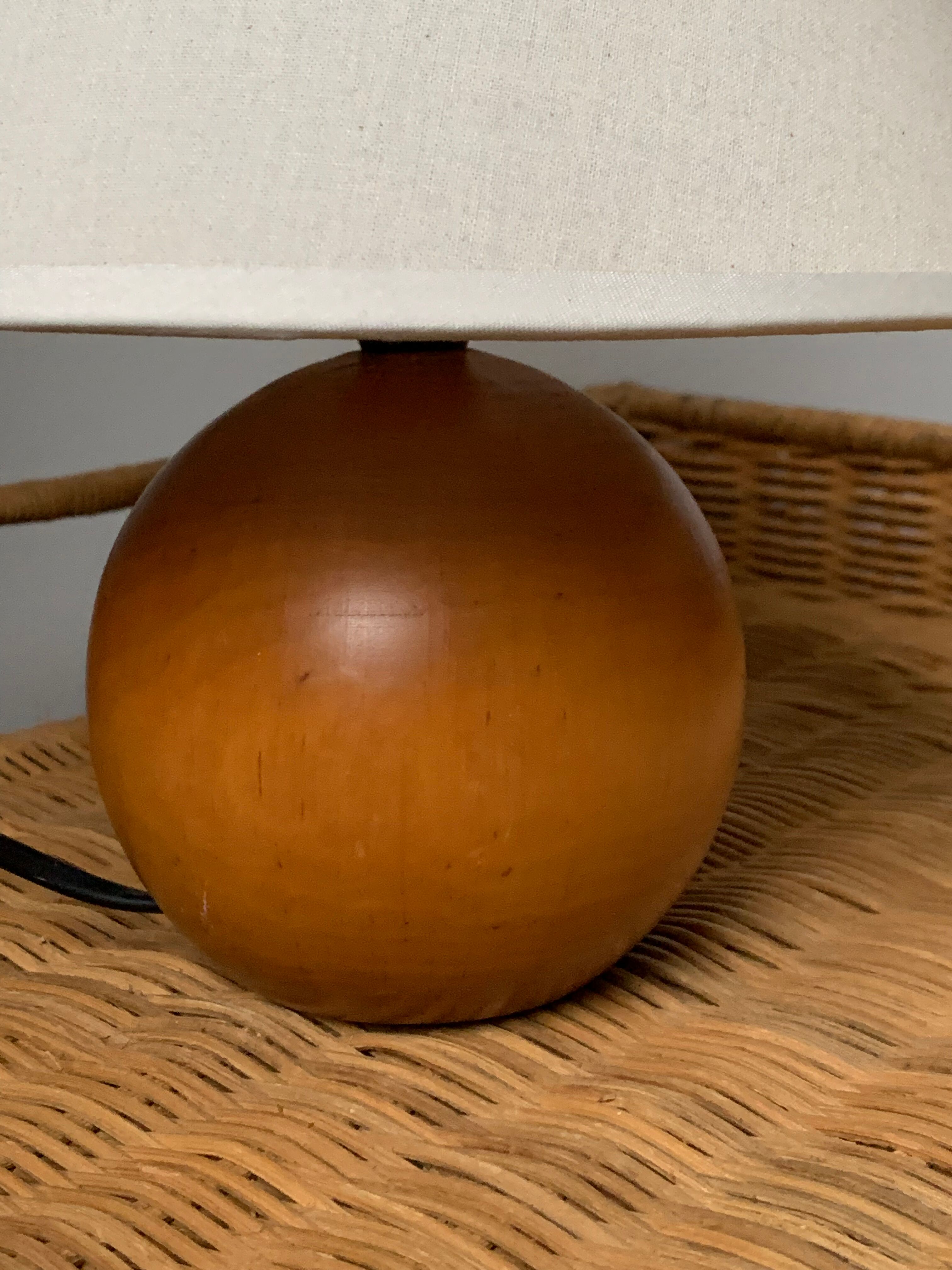 Wooden ball foot lamp