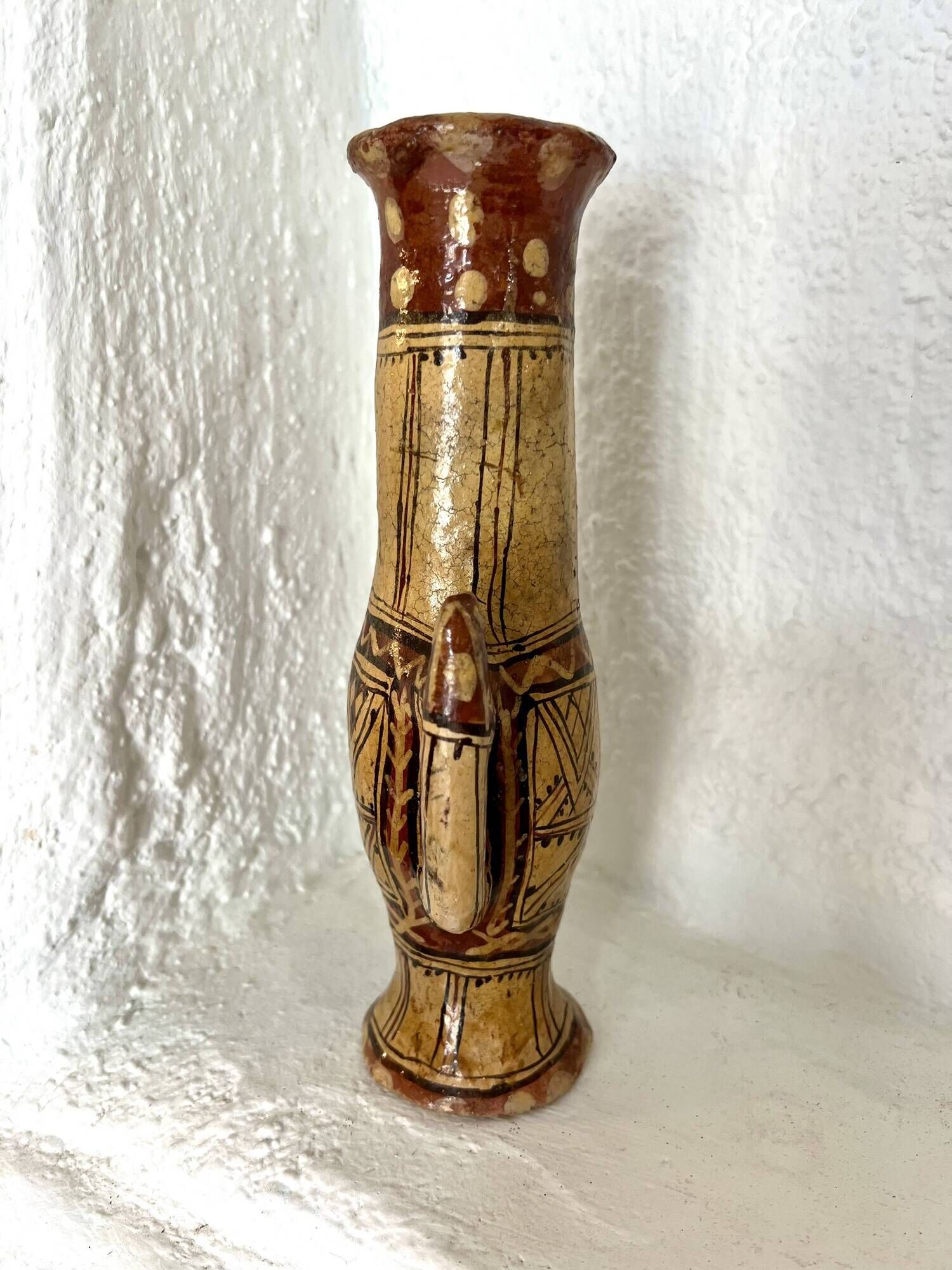Ancien vase en poterie berbère traditionnelle kabyle