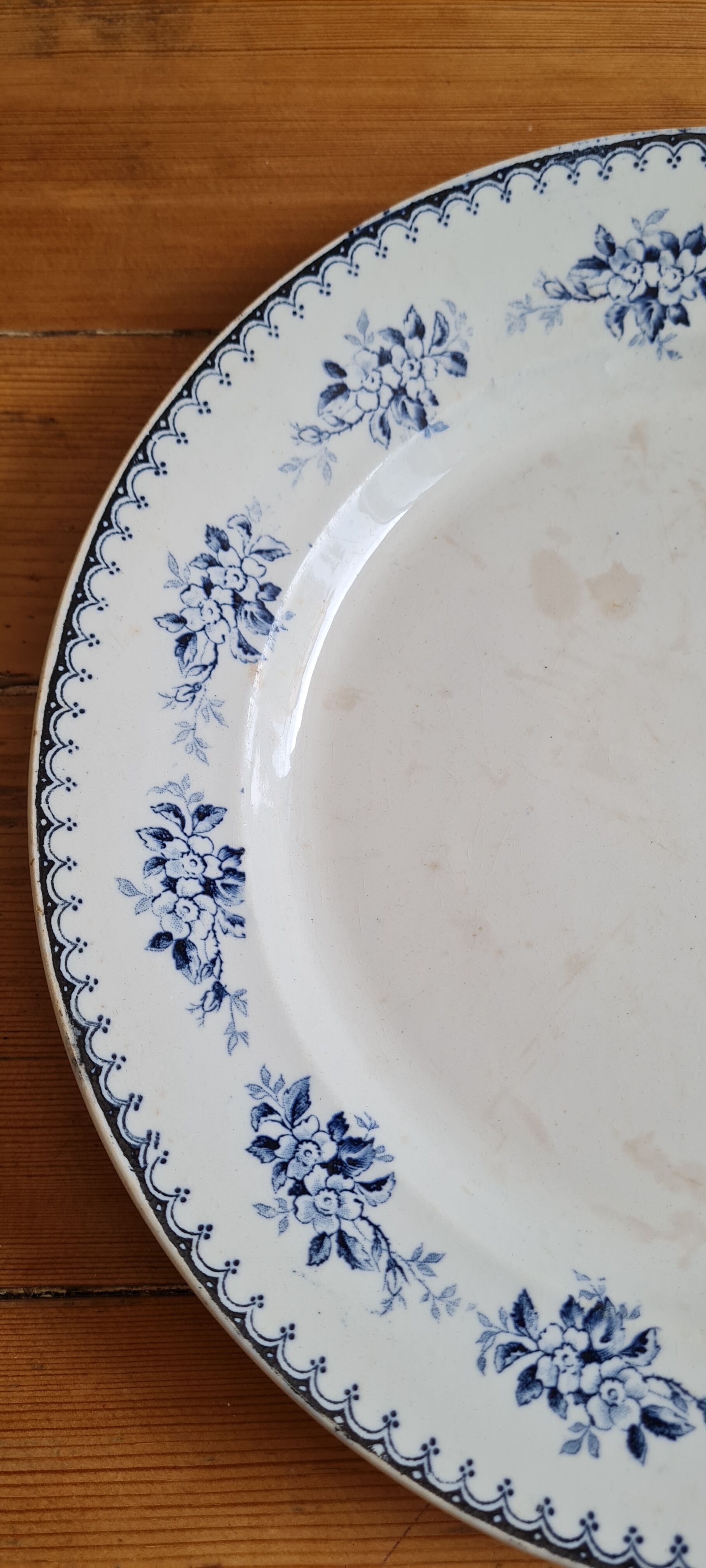 Serving dish in iron earth