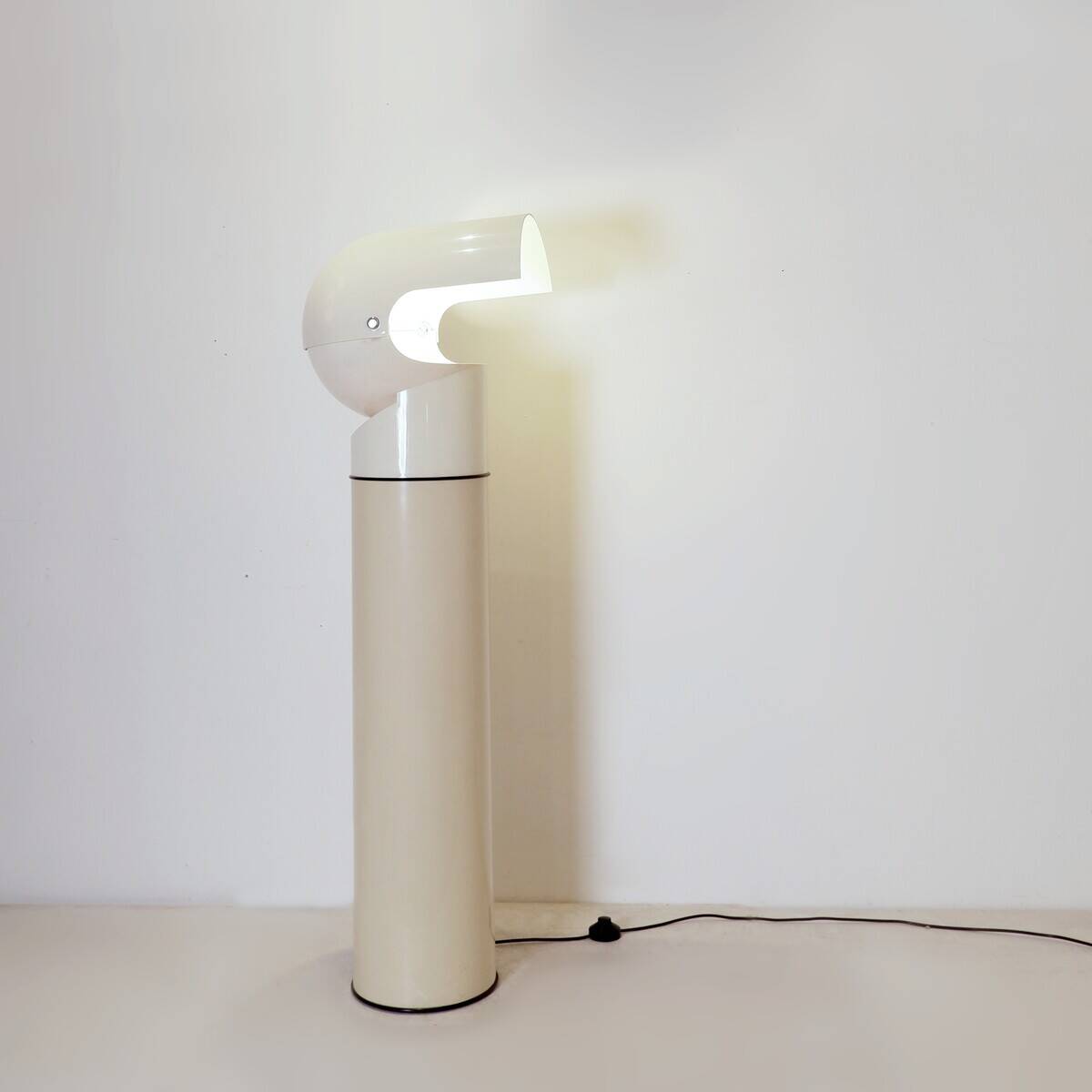 "Pileo Mezzo" Floor Lamp by Gae Aulenti for Artemide, 1965s