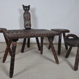 Ensemble de tabourets tripodes et table basse brutaliste
