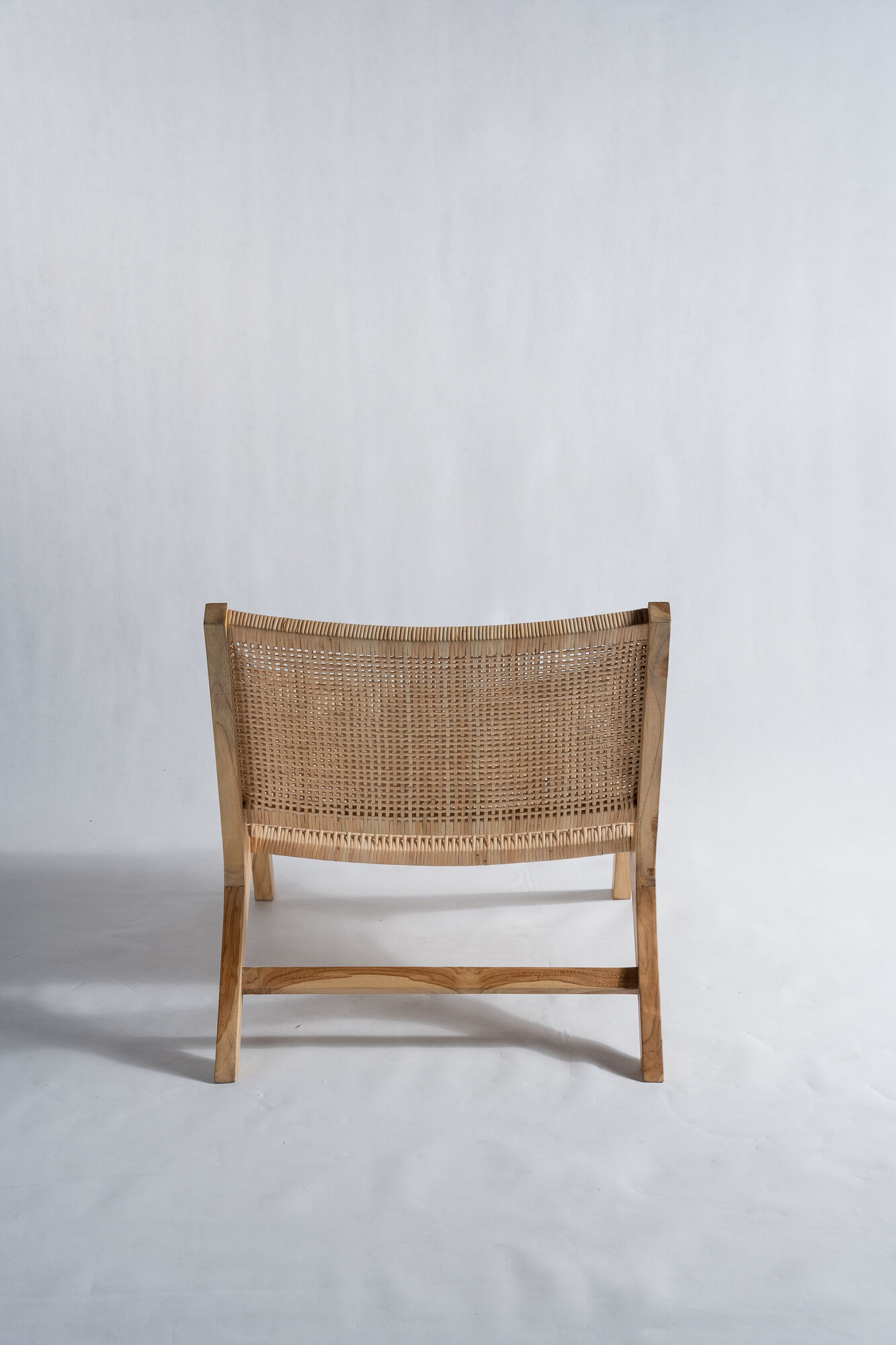 Reclining armchair in natural wood and woven rattan