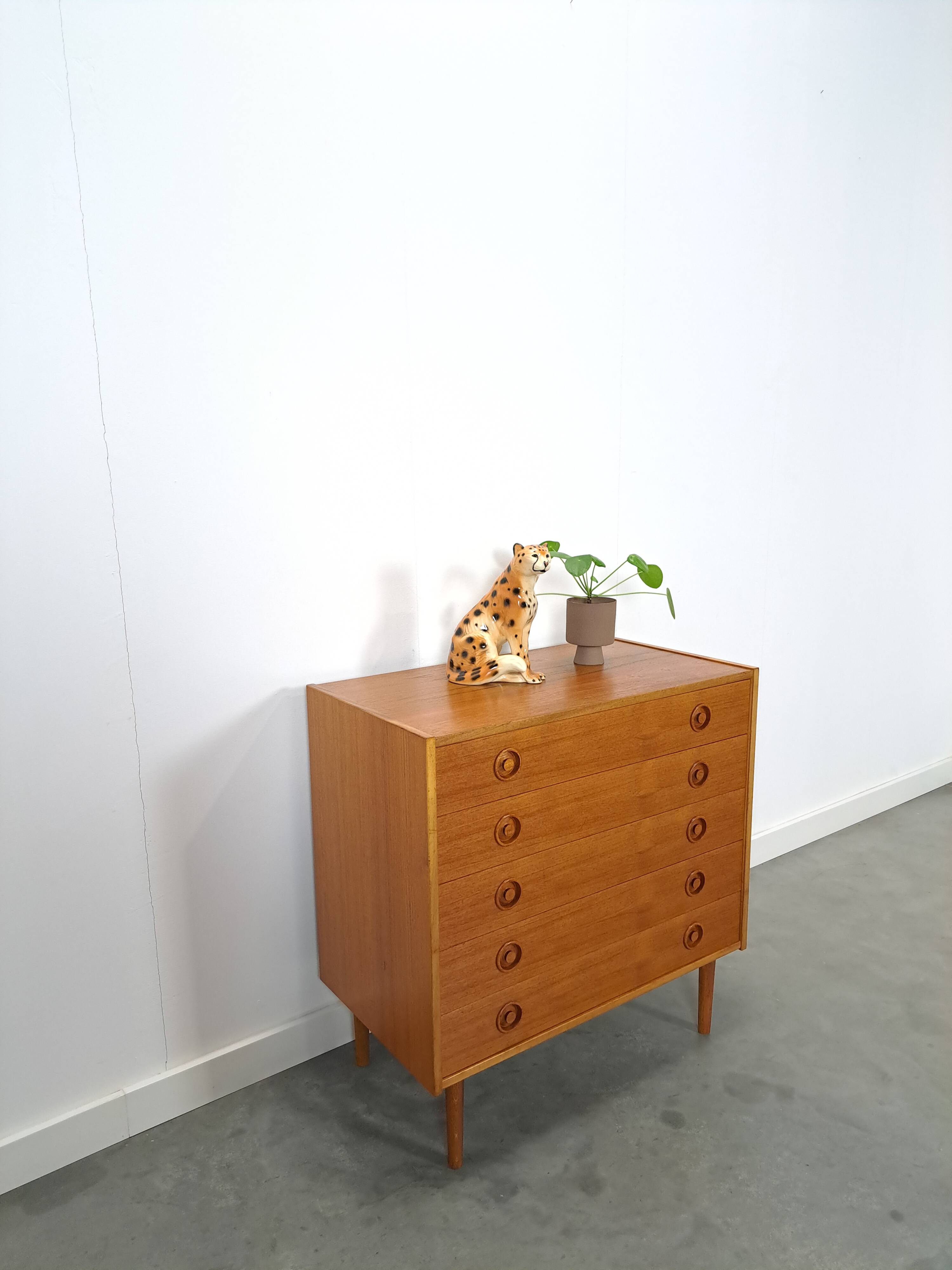 Commode en teck du Danemark avec 5 tiroirs.