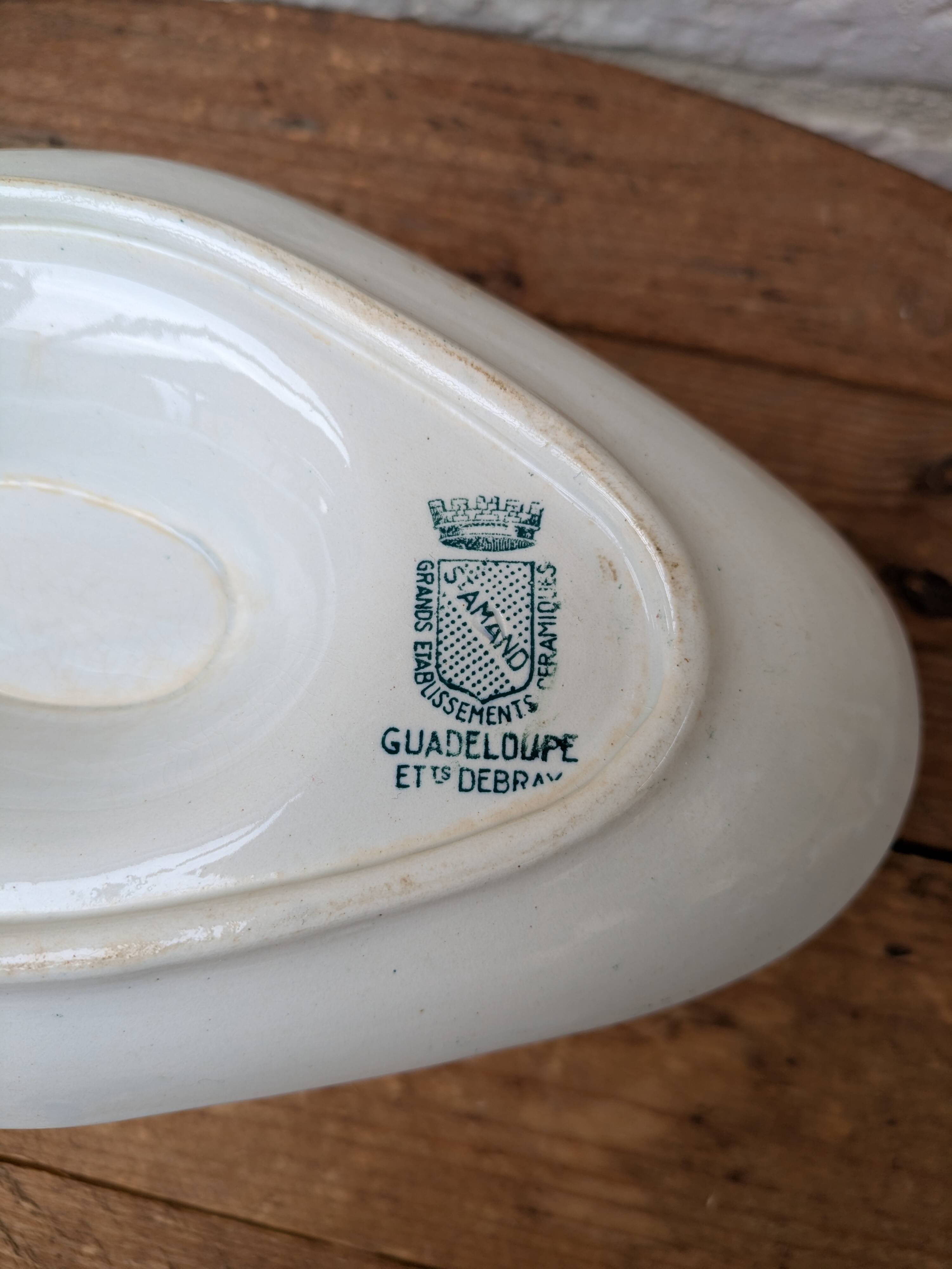 Ancienne grande saucière, décor Flore, en céramique, de Sarreguemines