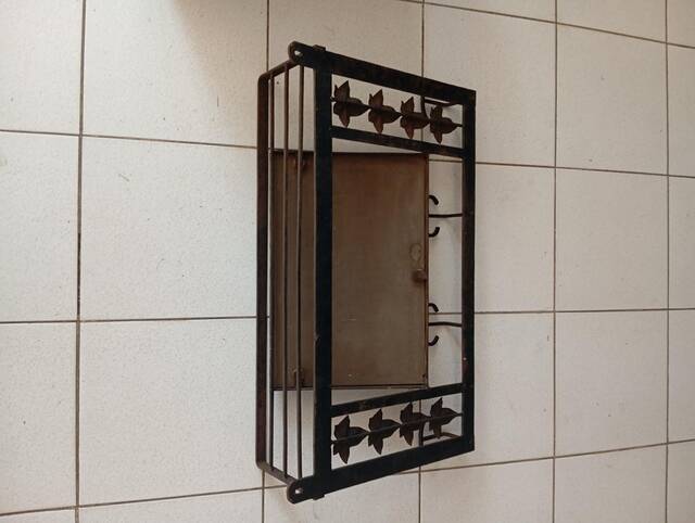 Wall-mounted coat rack mirror in wrought iron – Rustic / country style
