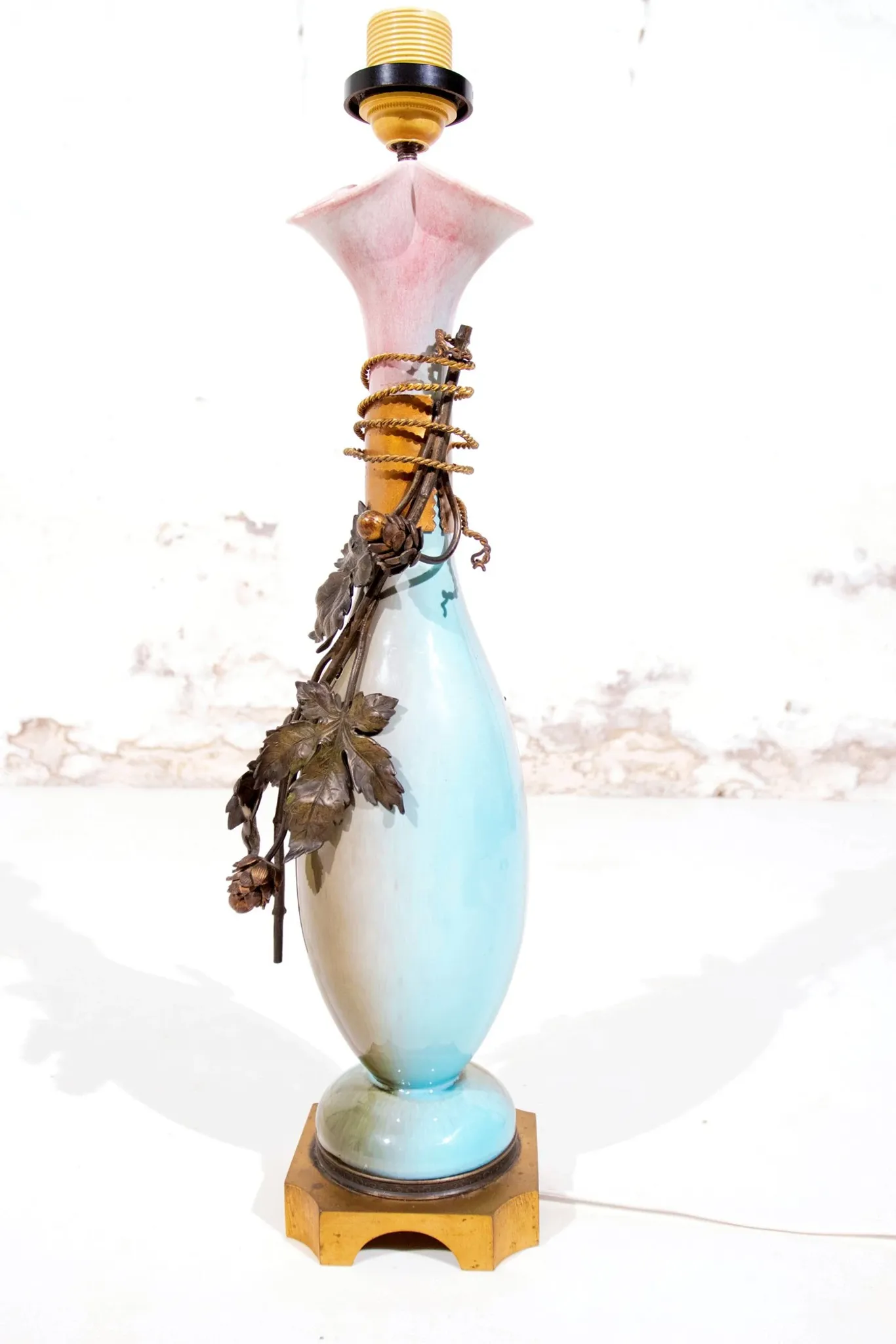 Art nouveau table lamp with bronze fly and hop leaves