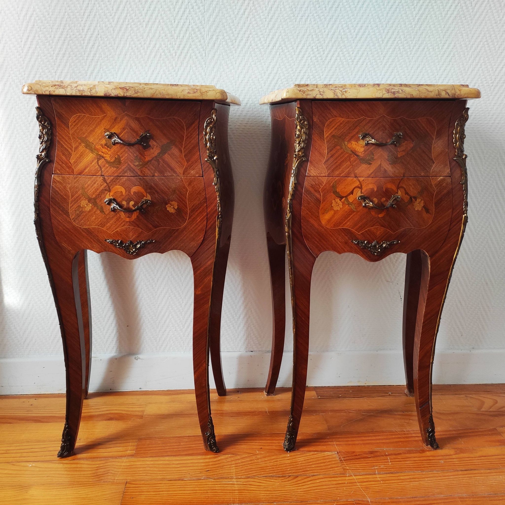 Paire de tables de chevet style Louis XV
