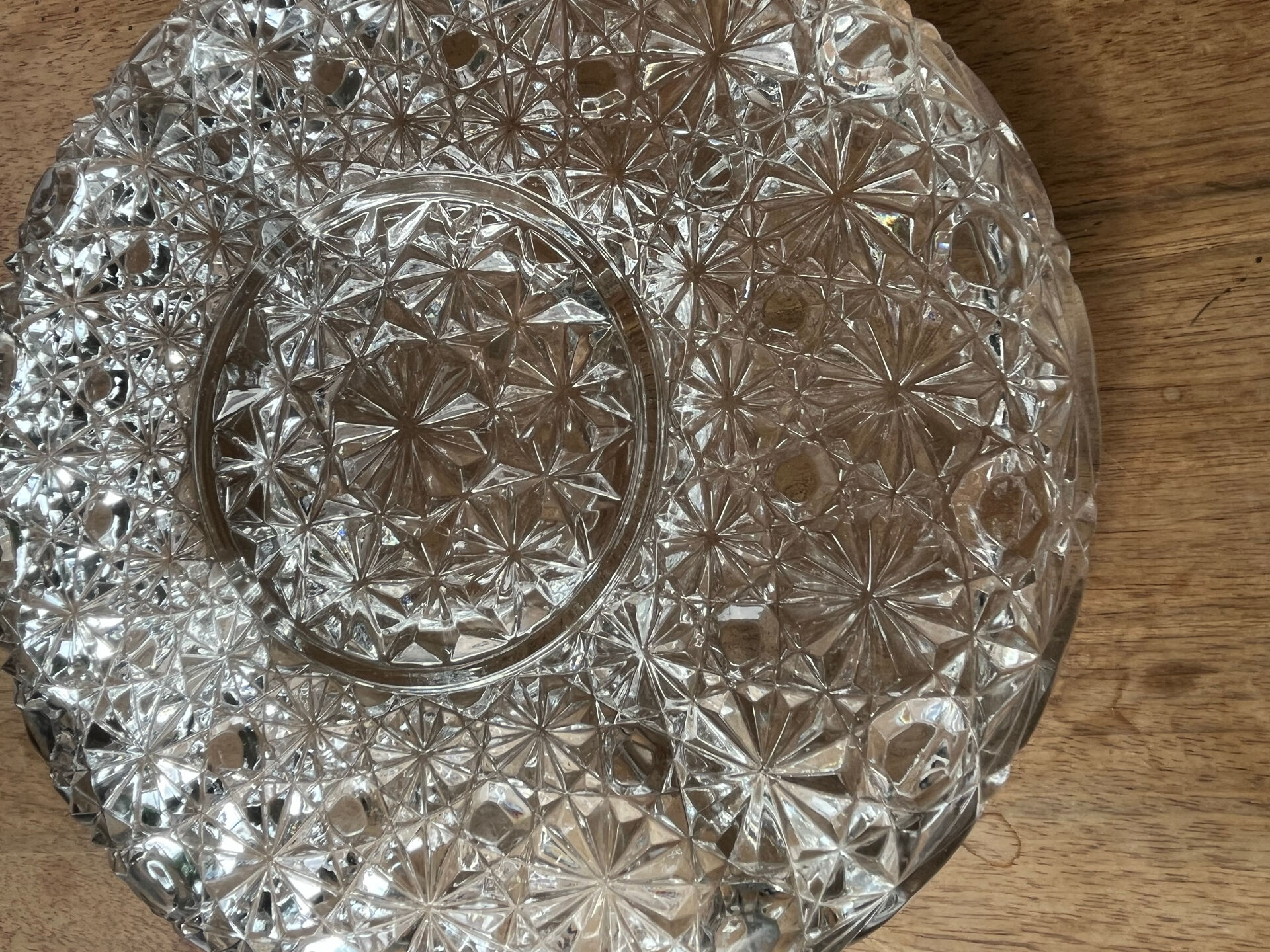 Plat en verre pressé