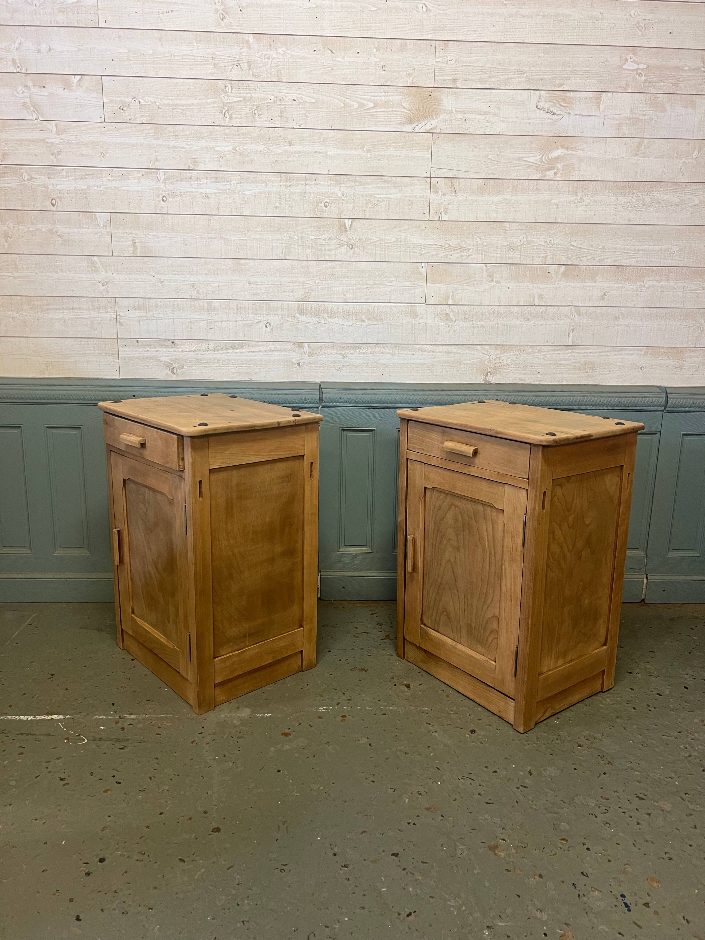 Paire de buffets en hêtre brut