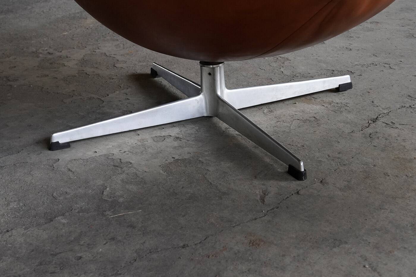 Early Egg chair with footstool by Arne Jacobsen for Fritz Hansen, Denmark 1960s