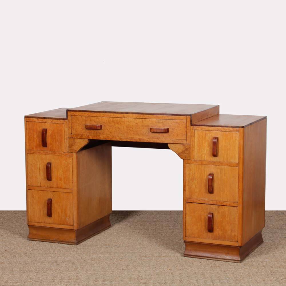 Bureau/dressing table made of burl wood from the 1930s.