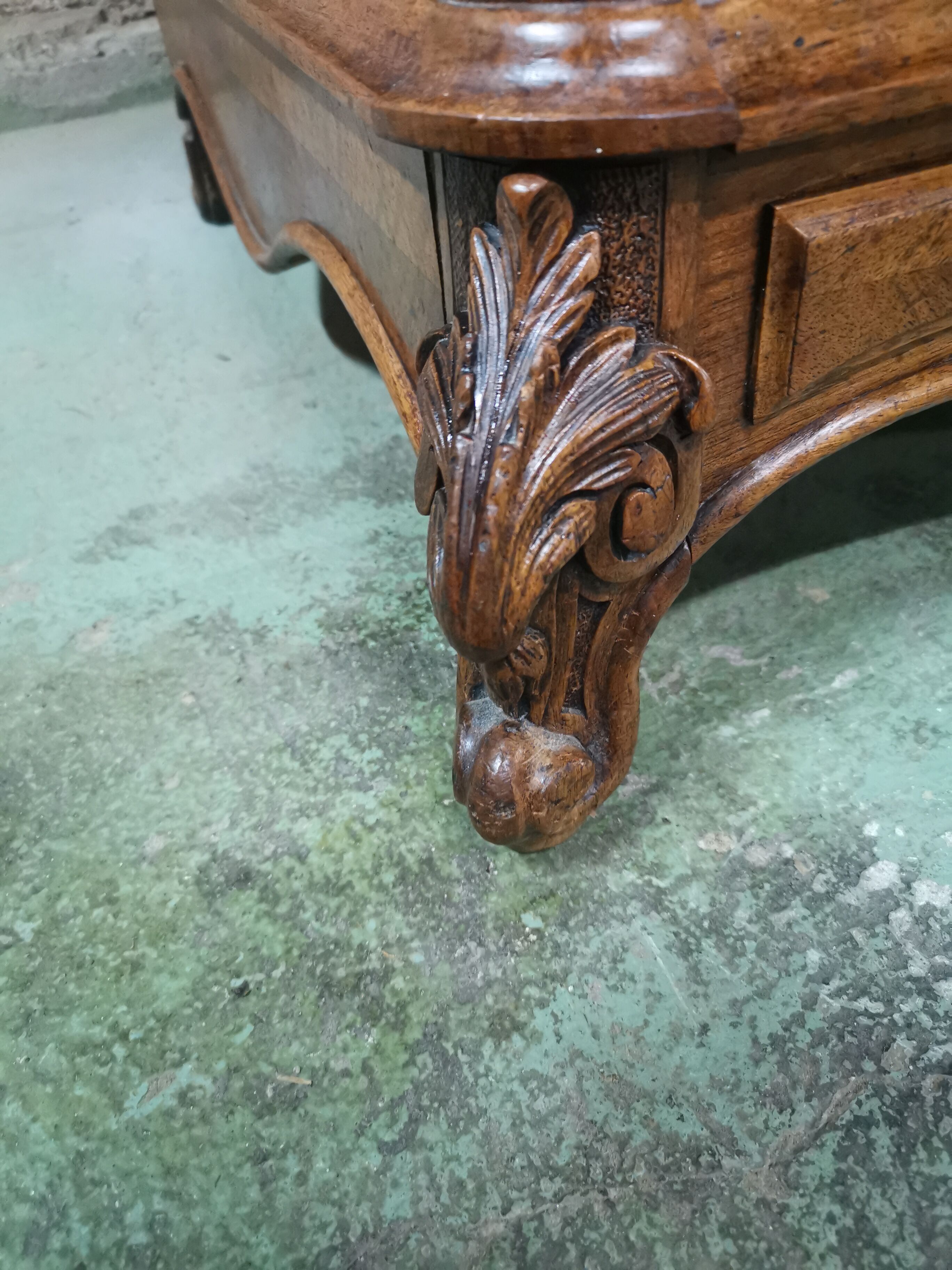 Commode à tiroirs style Louis XV en noyer et plaquée noyer