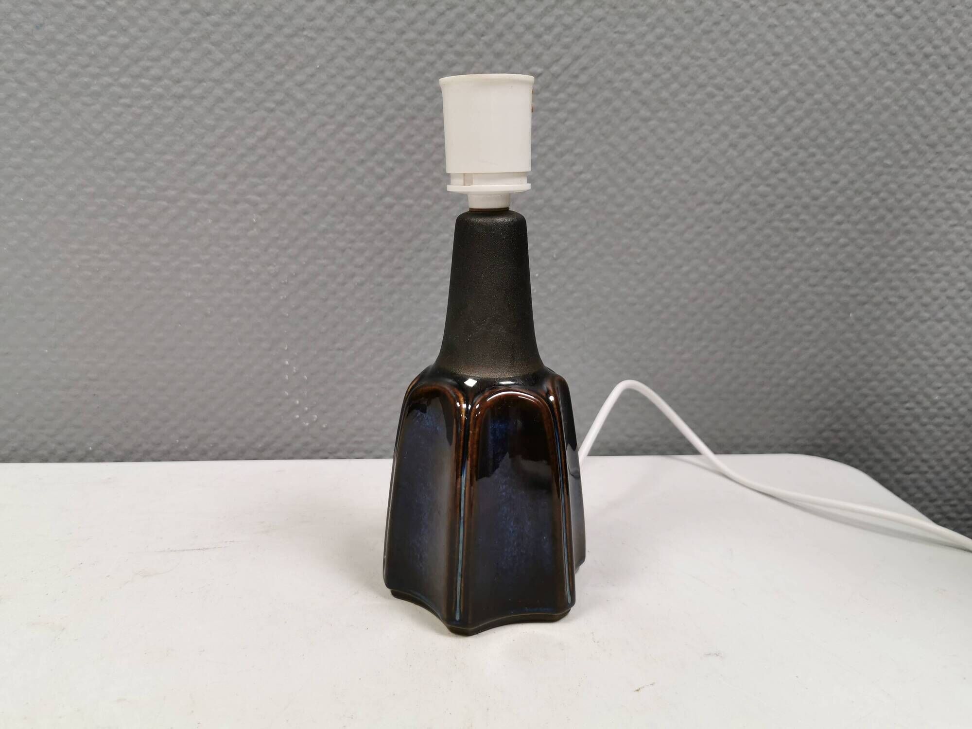 Petite et belle lampe de table en forme d'étoile de la marque danoise Søholm.