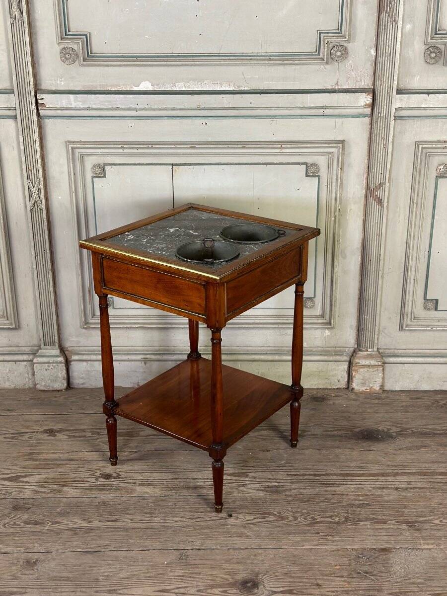 Refreshment table in mahogany, grey marble top, two zinc buckets, 18th century.