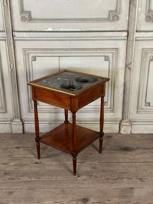 Table rafraîchissoire en acajou, dessus de marbre gris, deux seaux de zinc, XVIIIème siècle