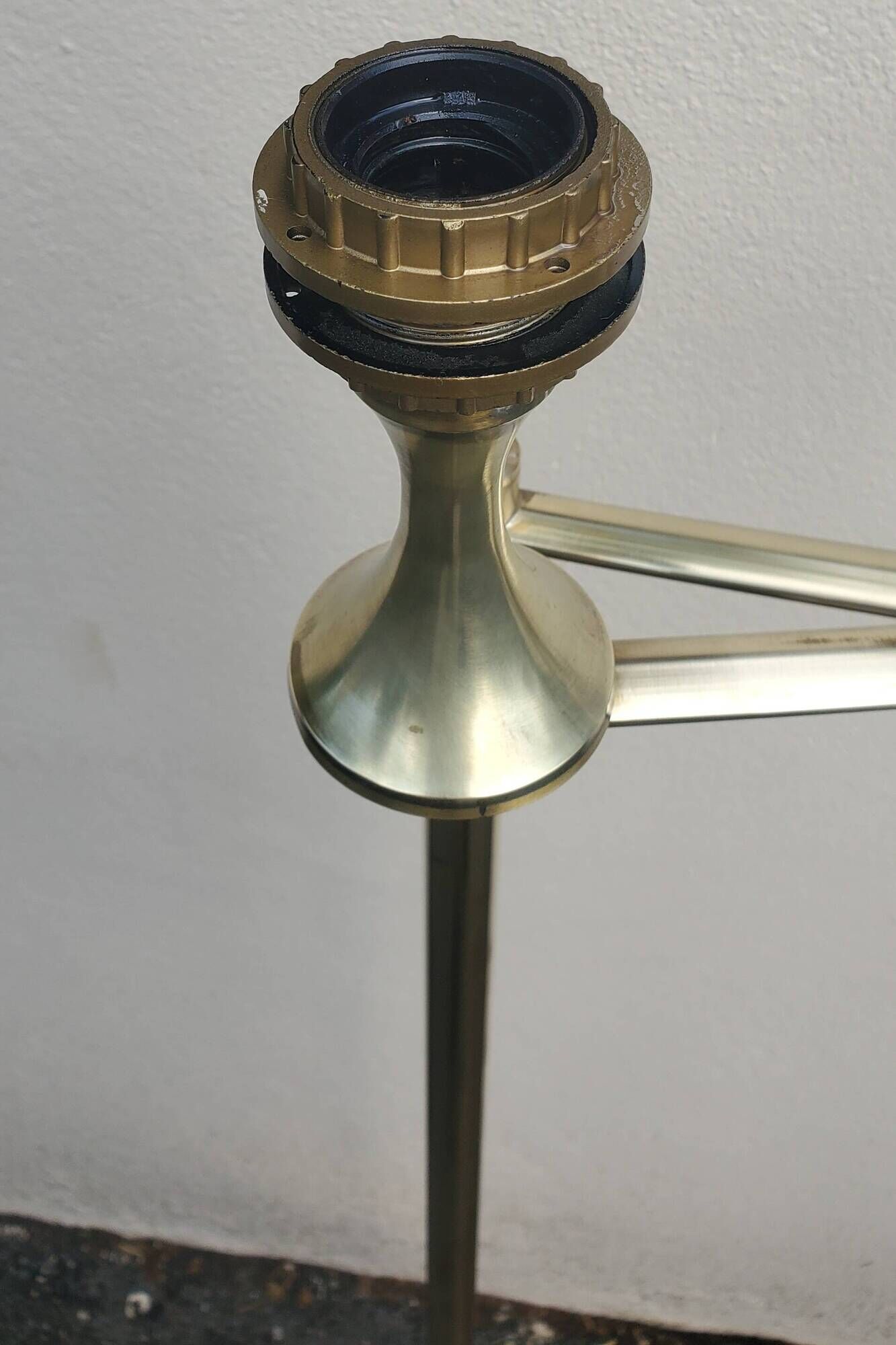 lampadaire en laiton avec bras articulé liseuse  1970 et son abbajour rouge