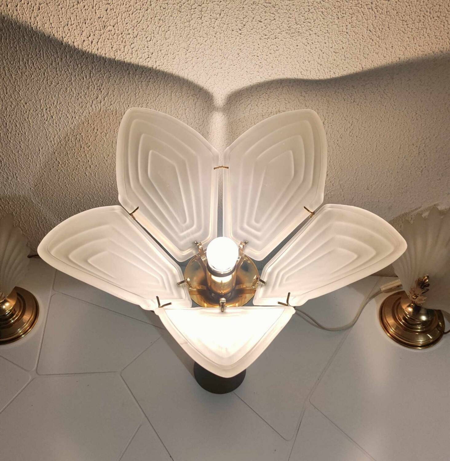 Vintage 1980s lily petal lamp