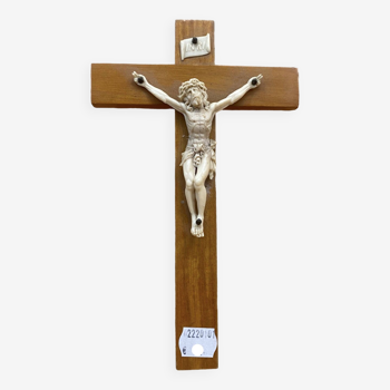 Petit crucifix en bois clair