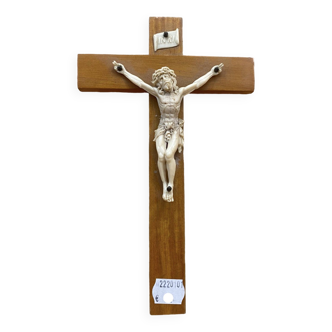 Petit crucifix en bois clair