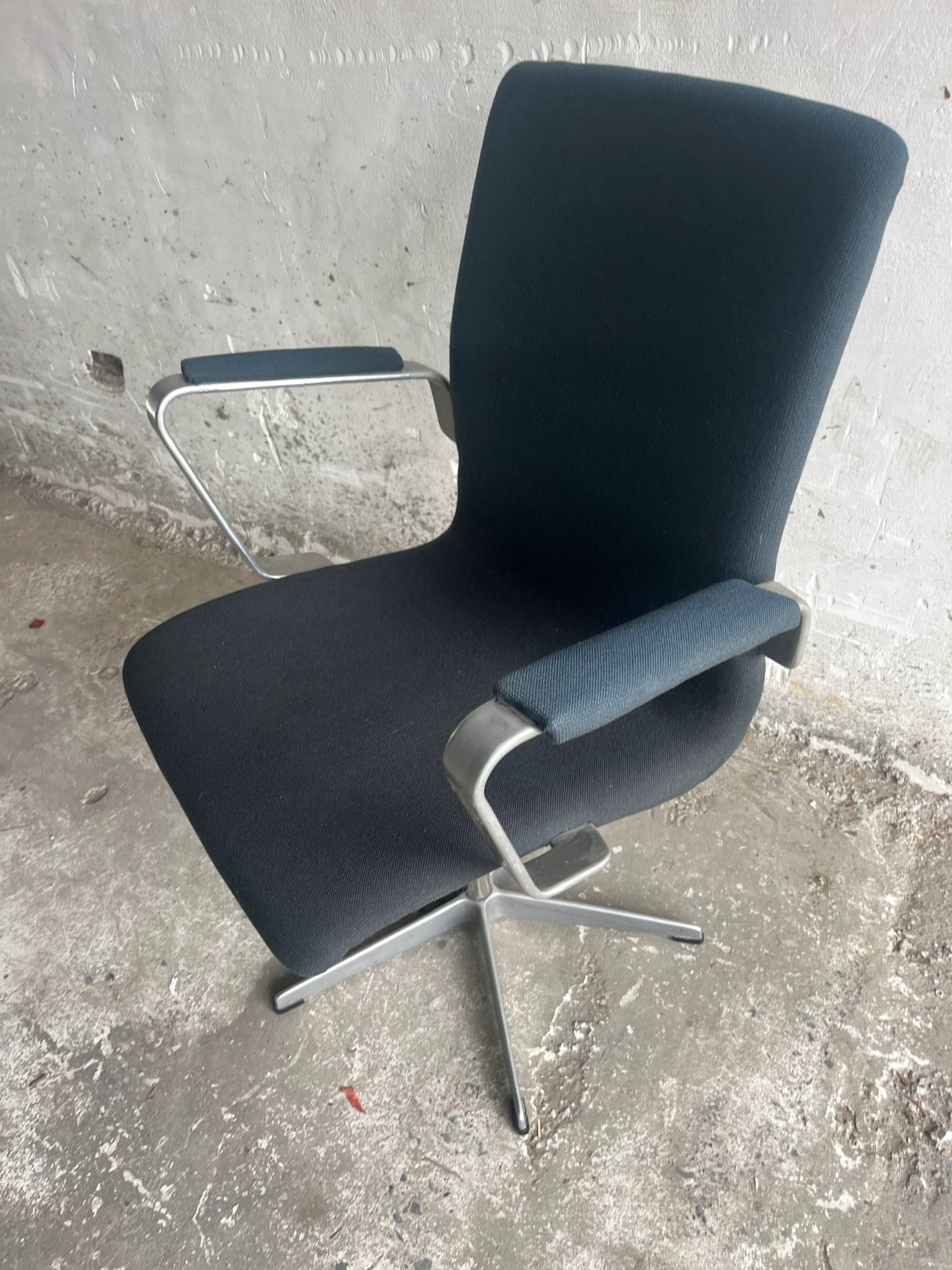 Fritz Hansen 'Oxford' Arne Jacobsen swivel chair — black wool upholstery, aluminium base, 1970s