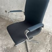 Fritz Hansen 'Oxford' Arne Jacobsen swivel chair — black wool upholstery, aluminium base, 1970s