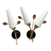 Paire d'appliques murales vintages en laiton et tulipes en verre blanc