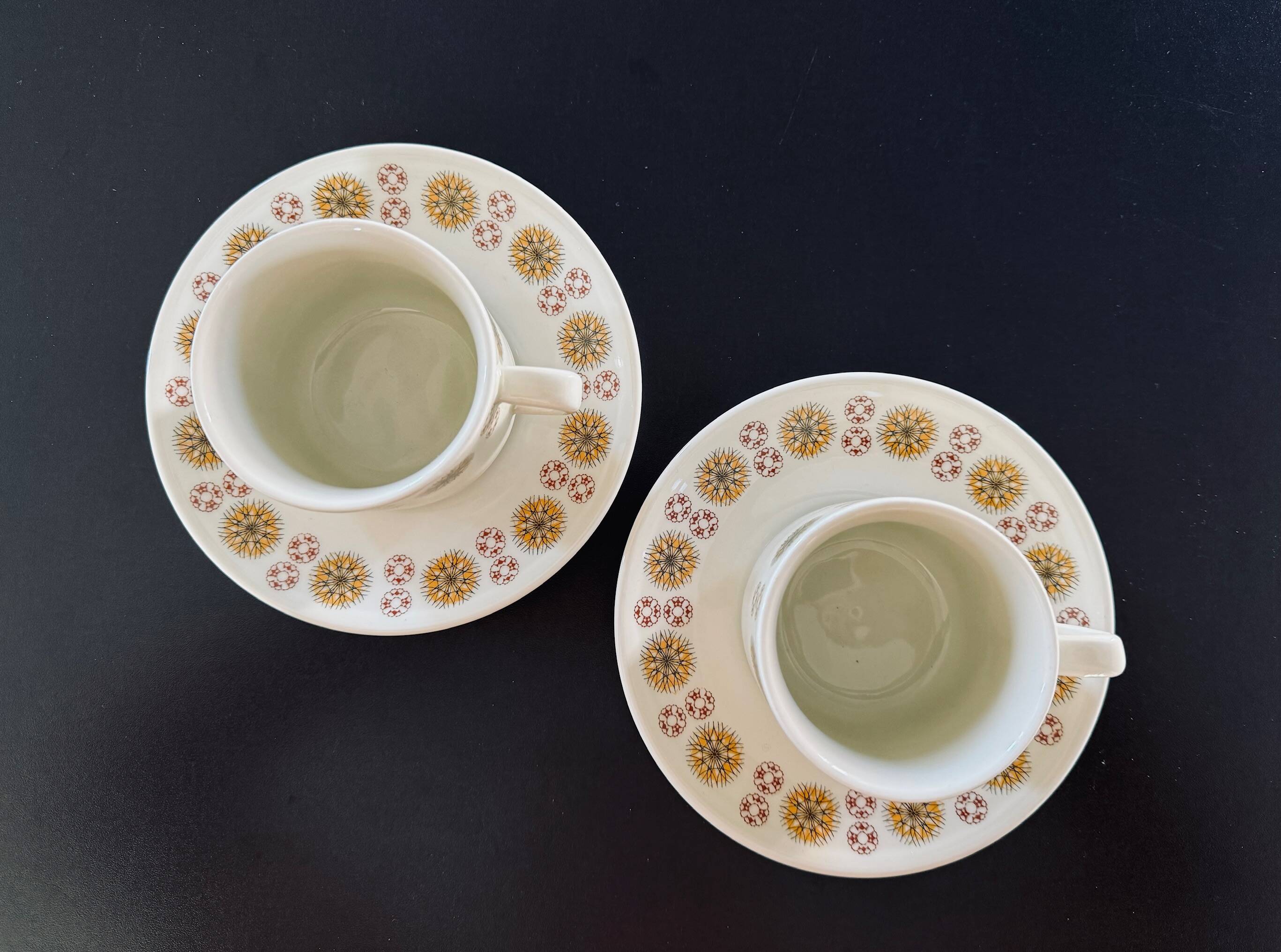 2 breakfast cups with saucers Apilco an'. 80