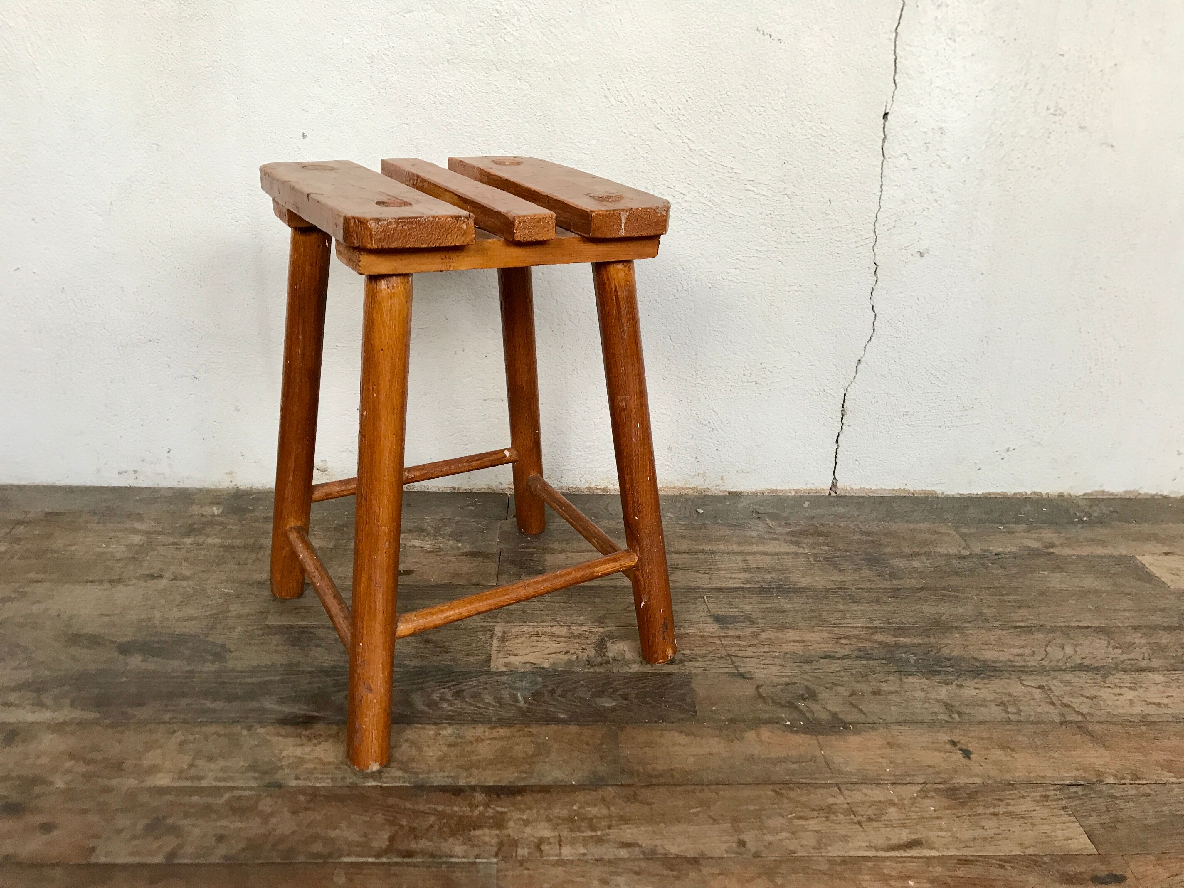 Tabouret primitif brutaliste porte plante tripode bout de canapé bois massif 1950 Décoration meuble