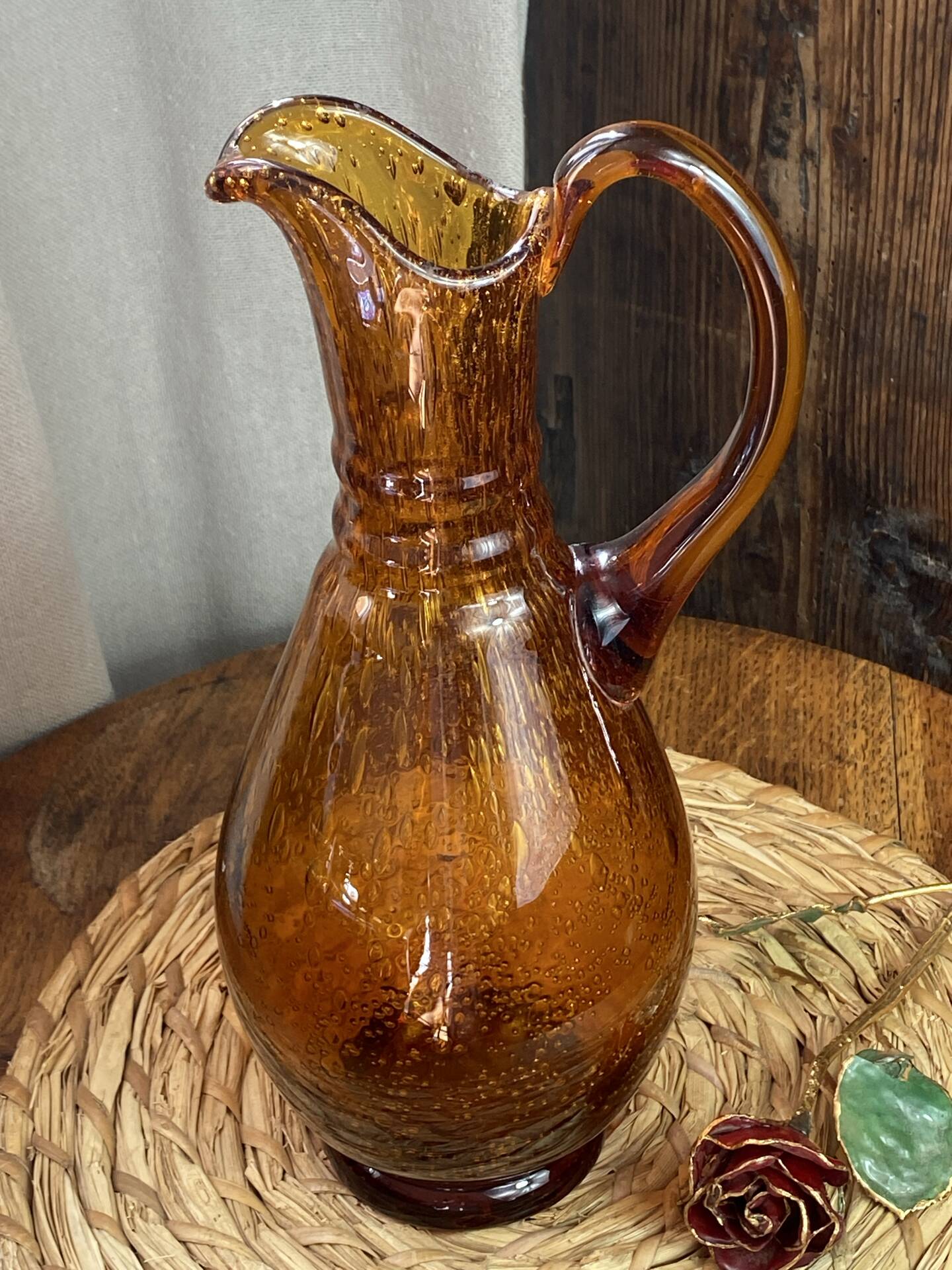Grand pichet en verre bullé ambré 