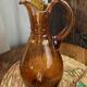 Grand pichet en verre bullé ambré 