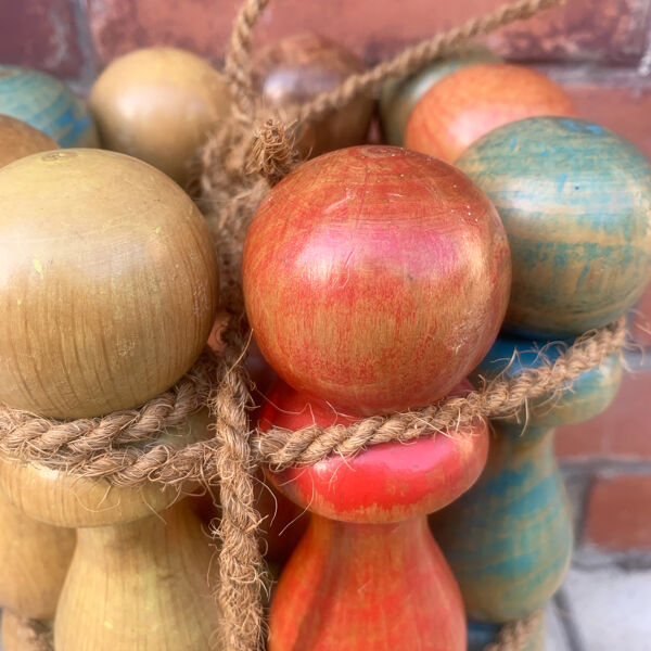Jeu de quilles ancien en bois coloré