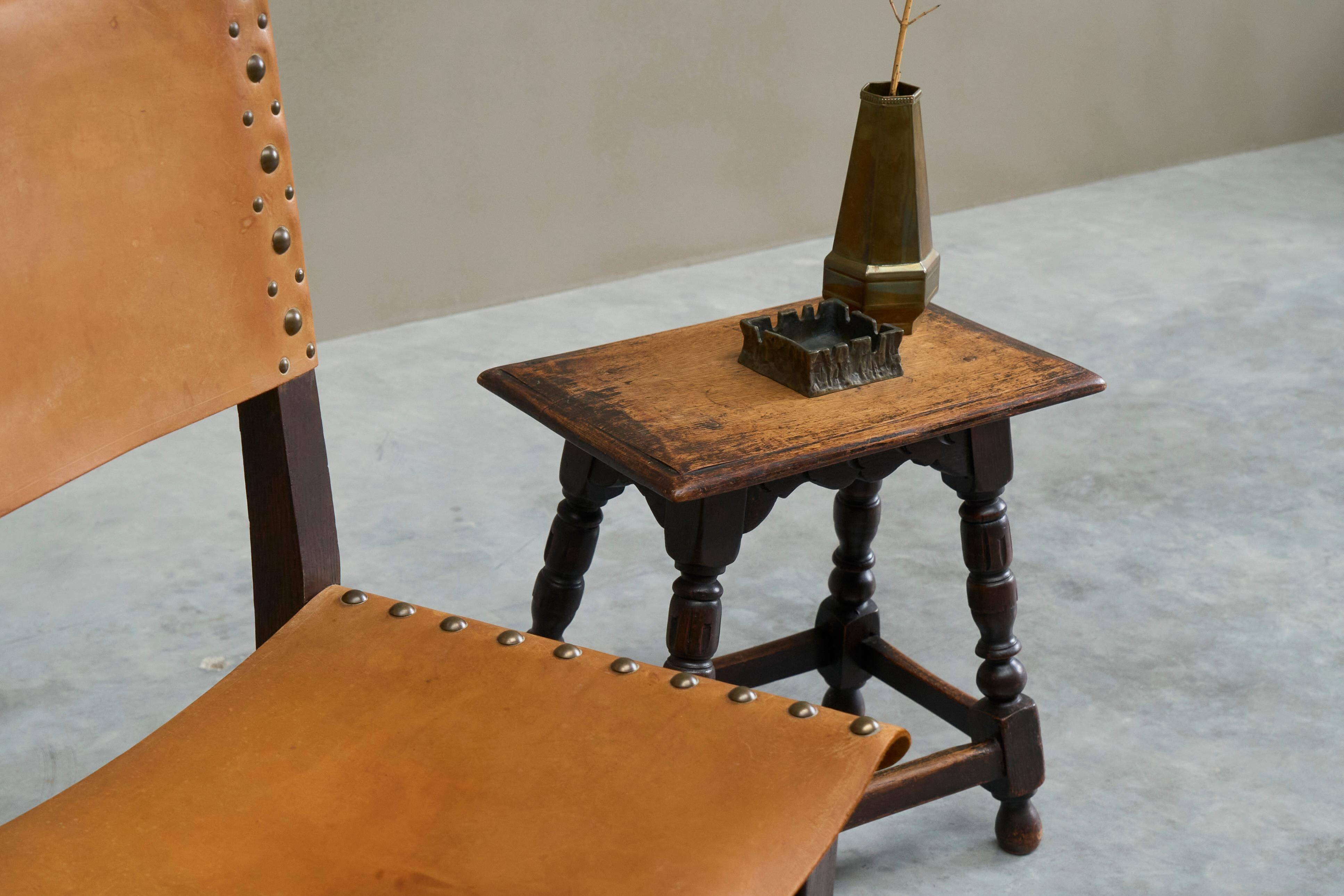 Rustic stool or side table in turned and carved solid oak, 19th century.