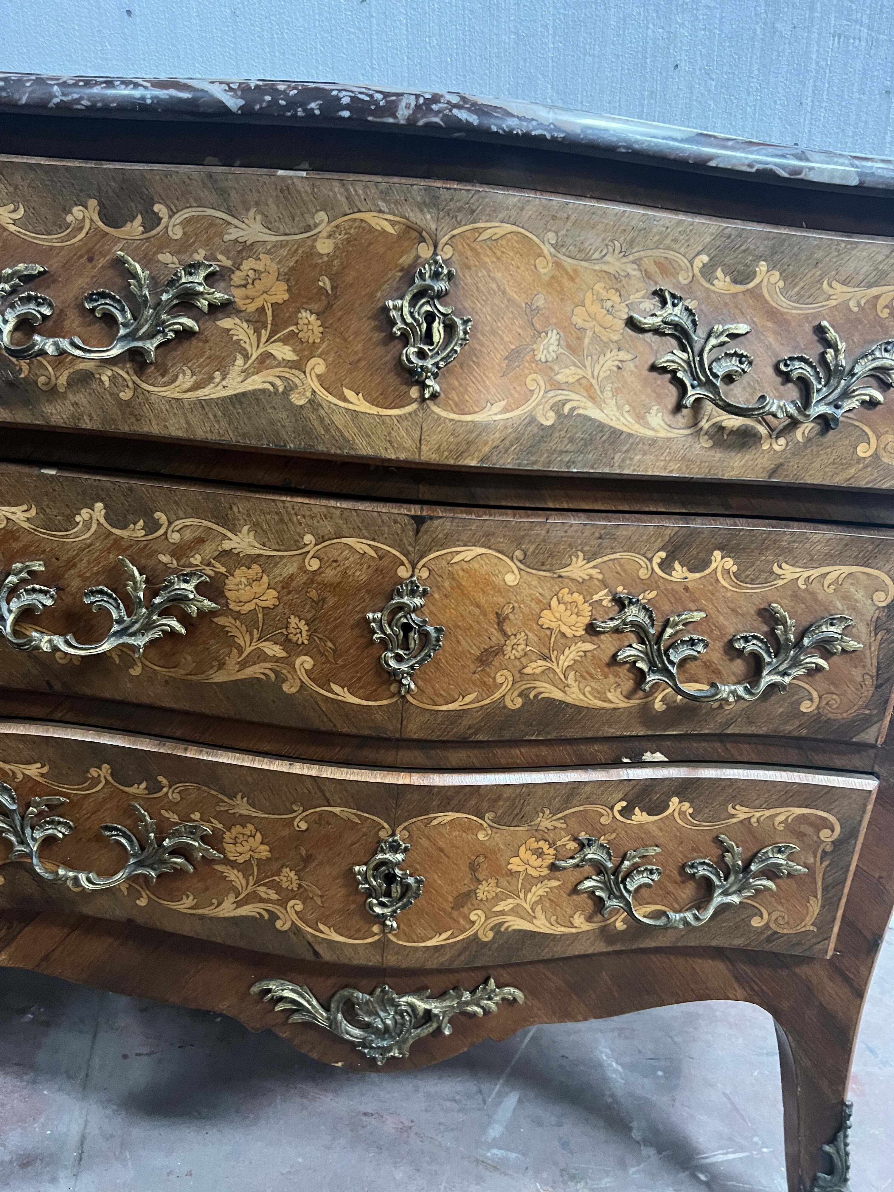 Commode de style Louis XV marquetées toutes faces XX siècle