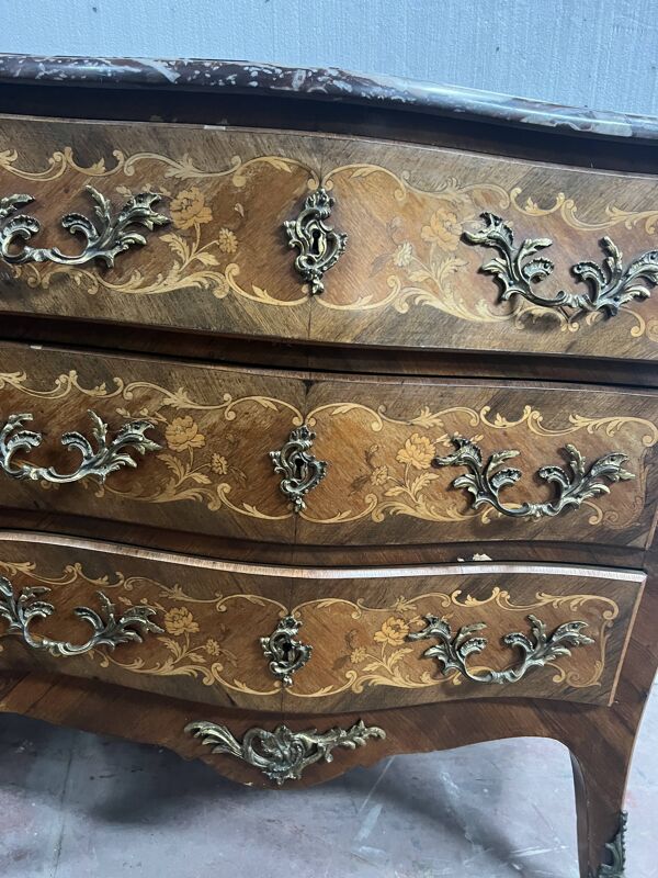 Commode de style Louis XV marquetées toutes faces XX siècle