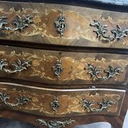 Commode de style Louis XV marquetées toutes faces XX siècle