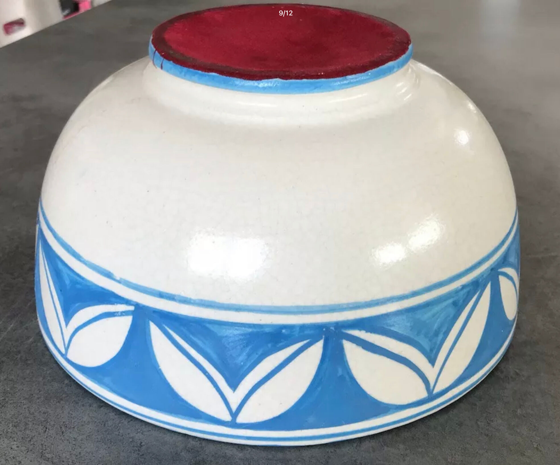 Plat coupe ancien en céramique craquelé à décor de peinture bleu