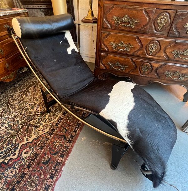 Chaise longue LC4 chromée des années 2000. Chrome et cuir de peau de vache, La légende !!
