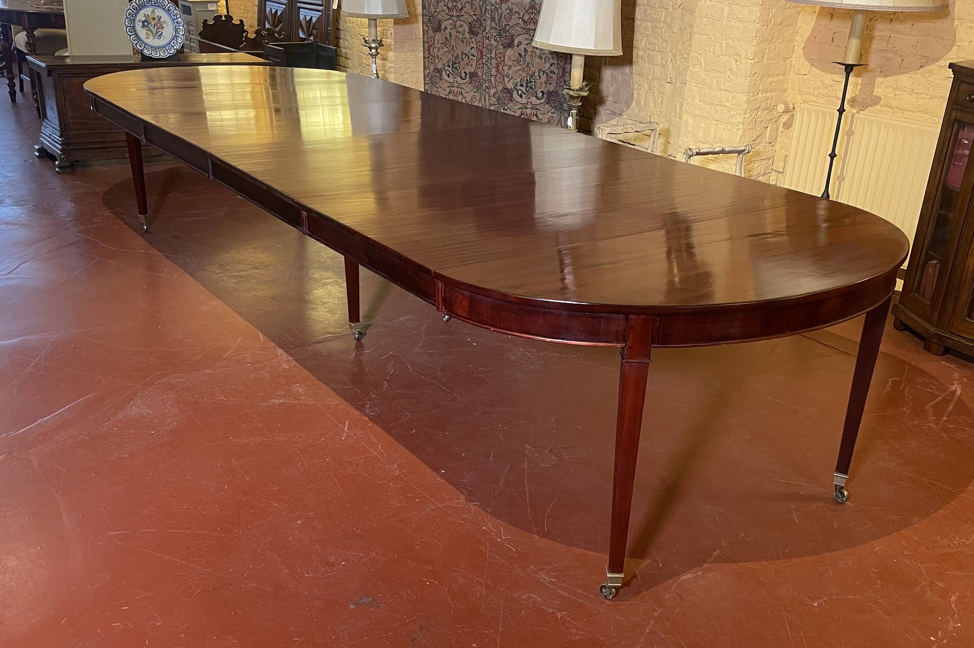 Extensible Louis XVI dining table in period Directoire mahogany.