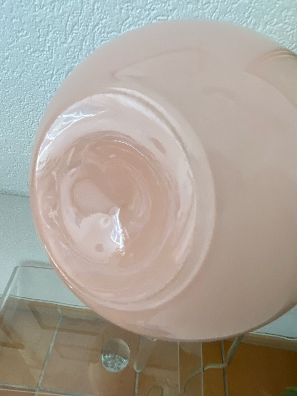 Lampe boule en verre opalin rose pâle