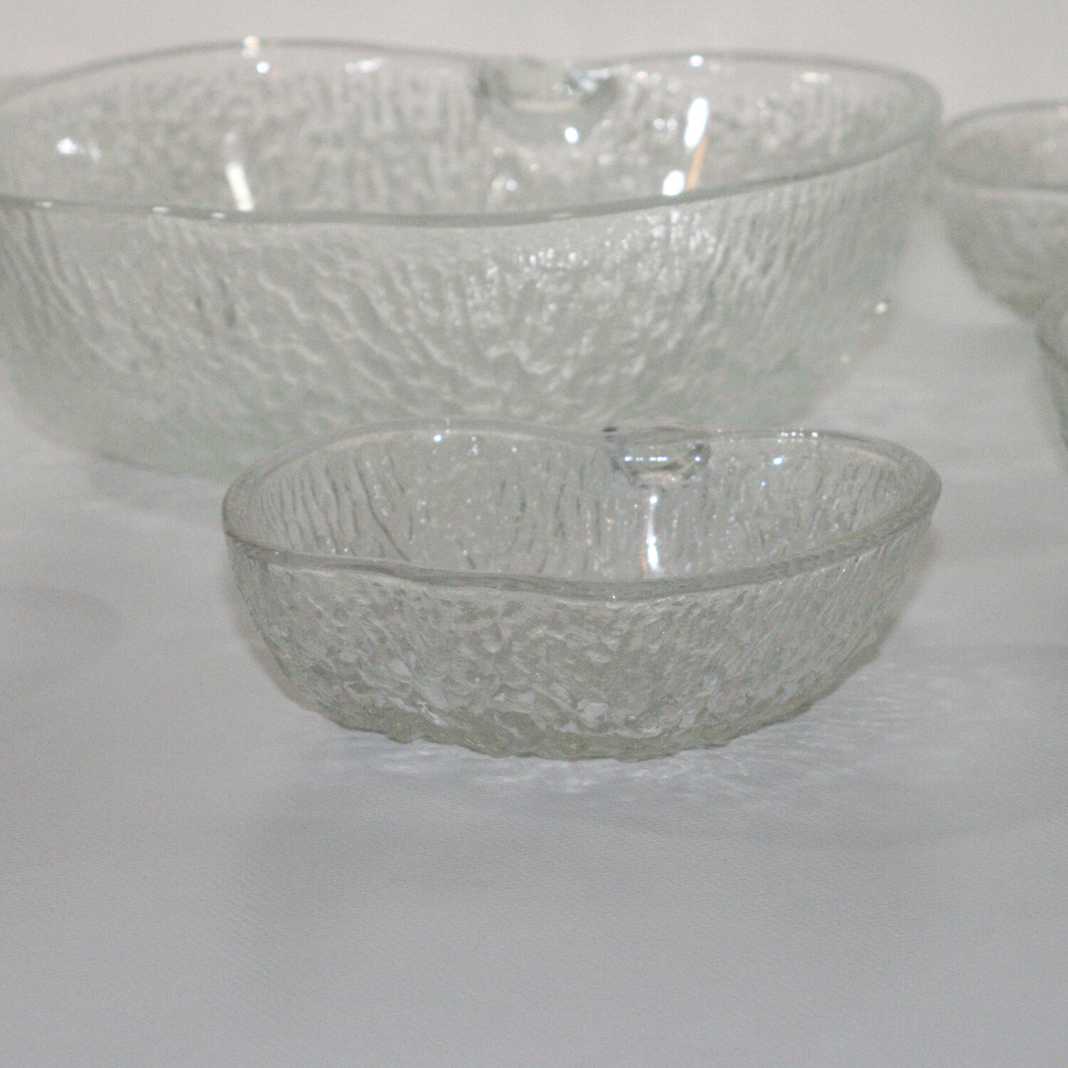 Service a dessert Apple Bowl and its 6 cups