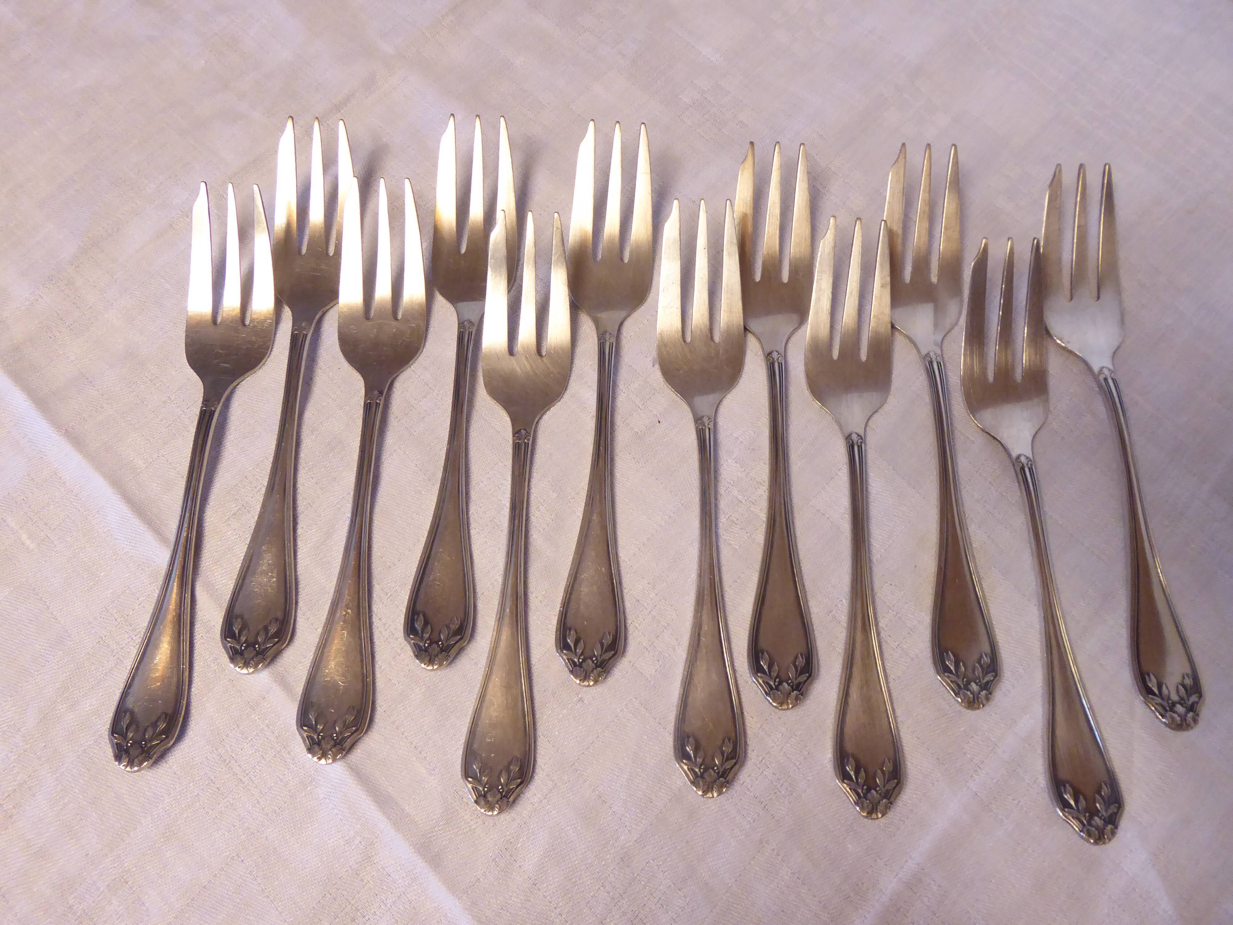 12 fourchettes à dessert en métal argenté
