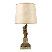 Lampe de table style Louis XVI au putto en métal doré et base effet onyx – 48 cm