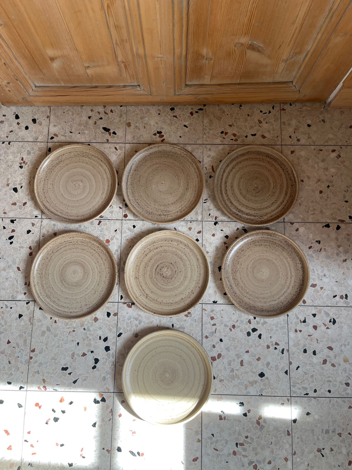 7 dessert plates in stoneware
