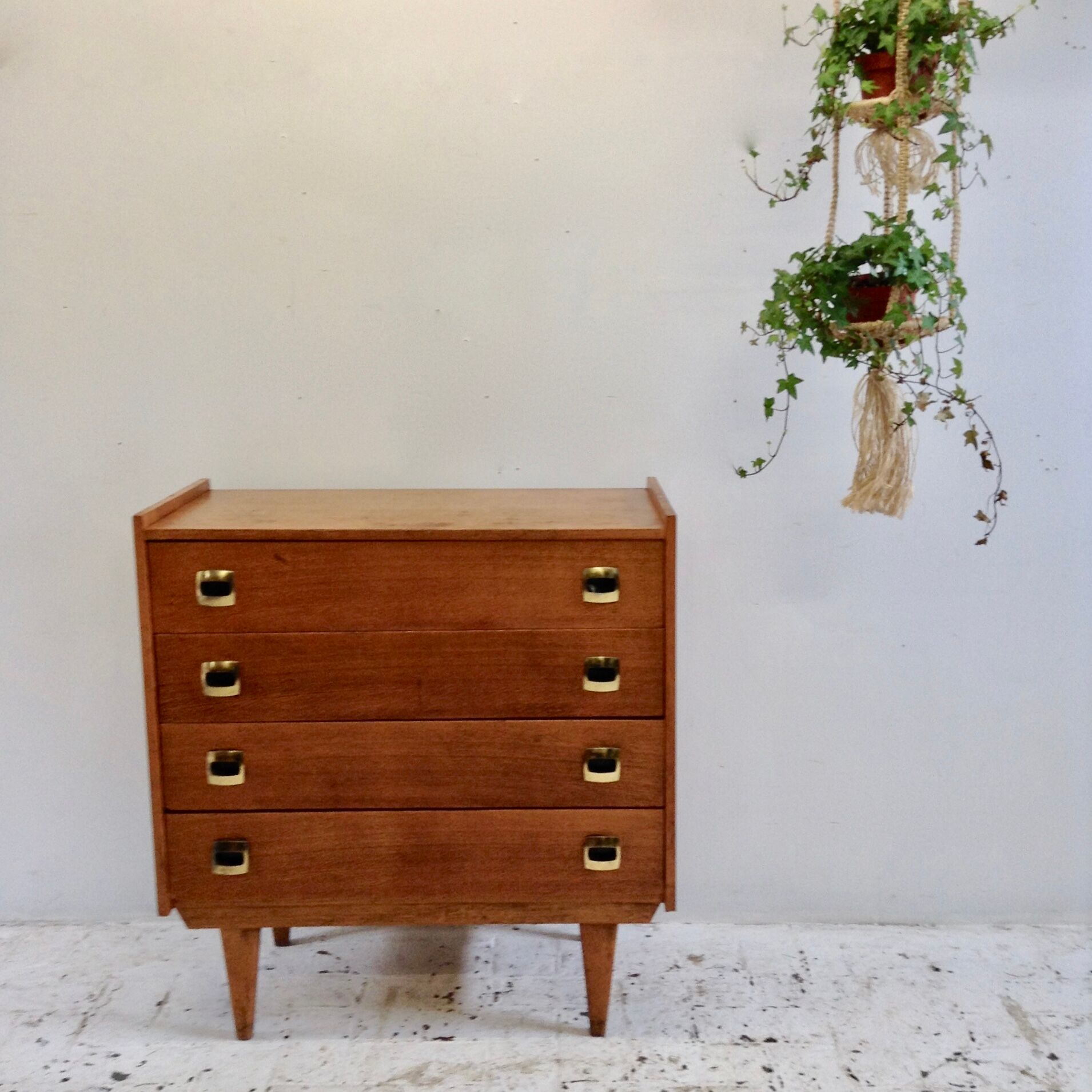 Dresser with 4 drawers