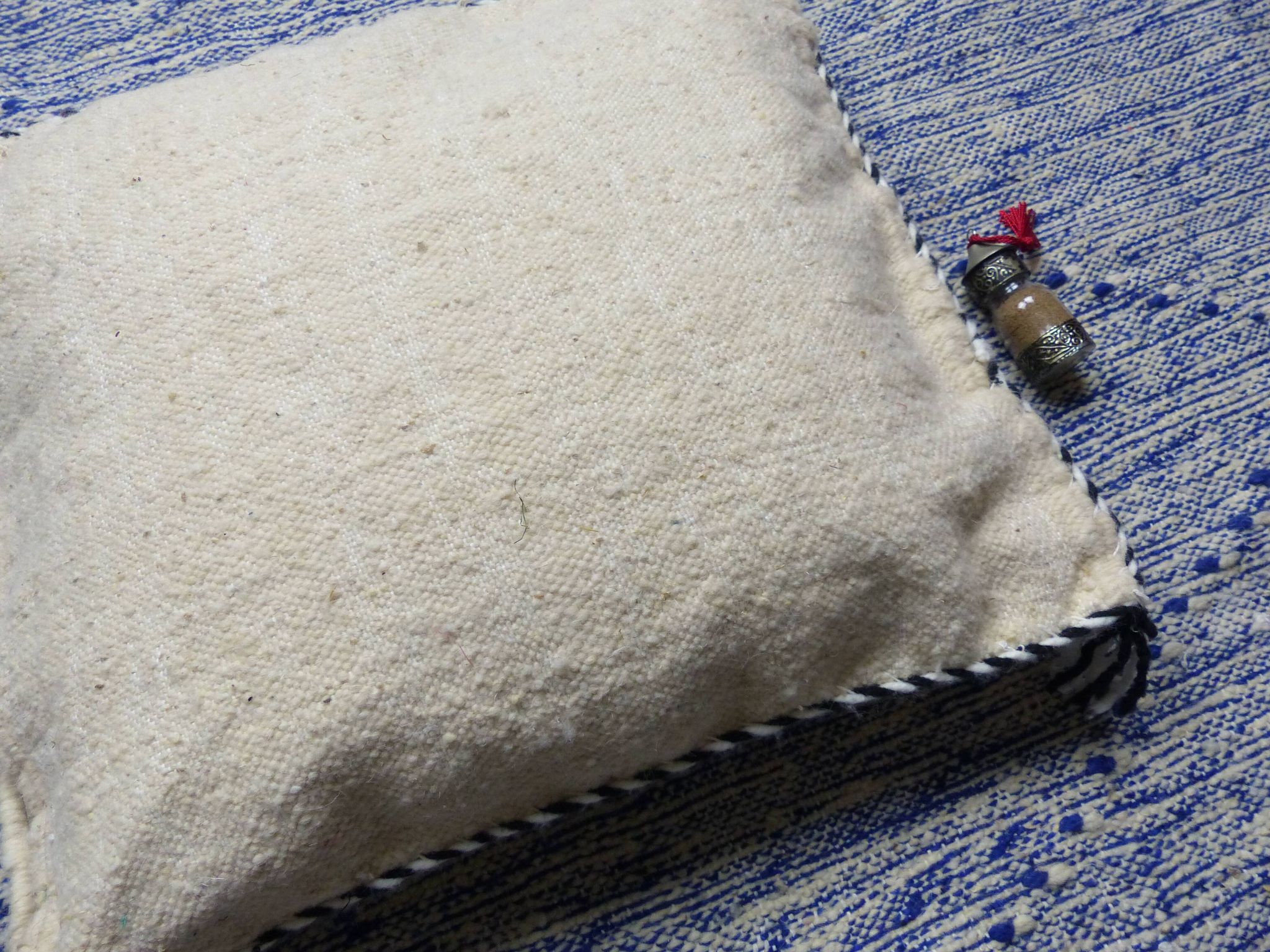 Coussin berbère kilim blanc et noir