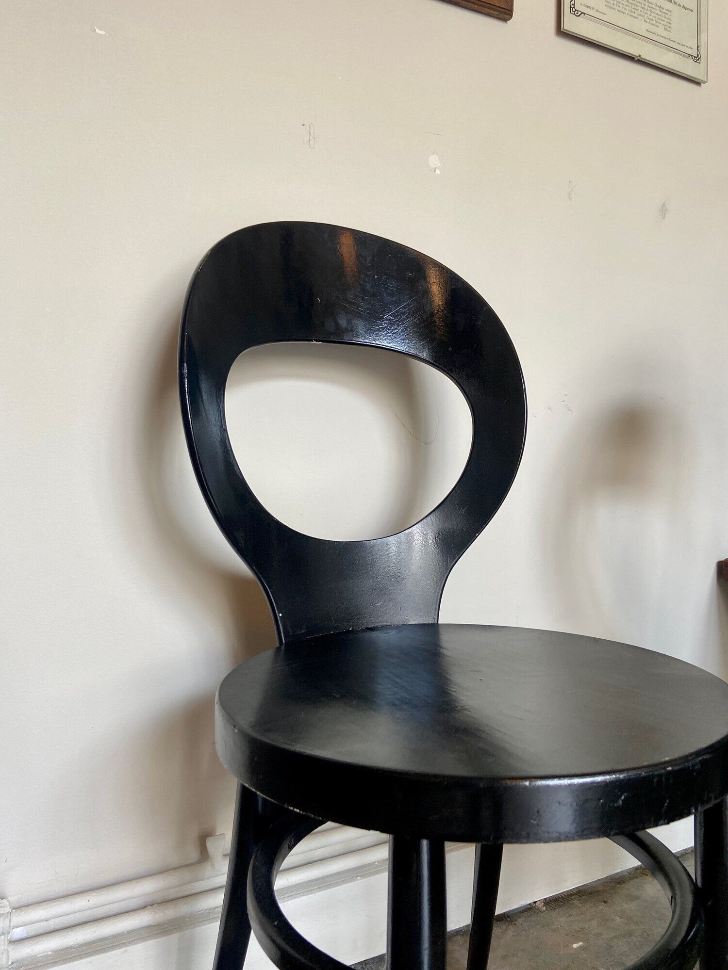 2 chaises "Mouette" par Baumann en bois noir