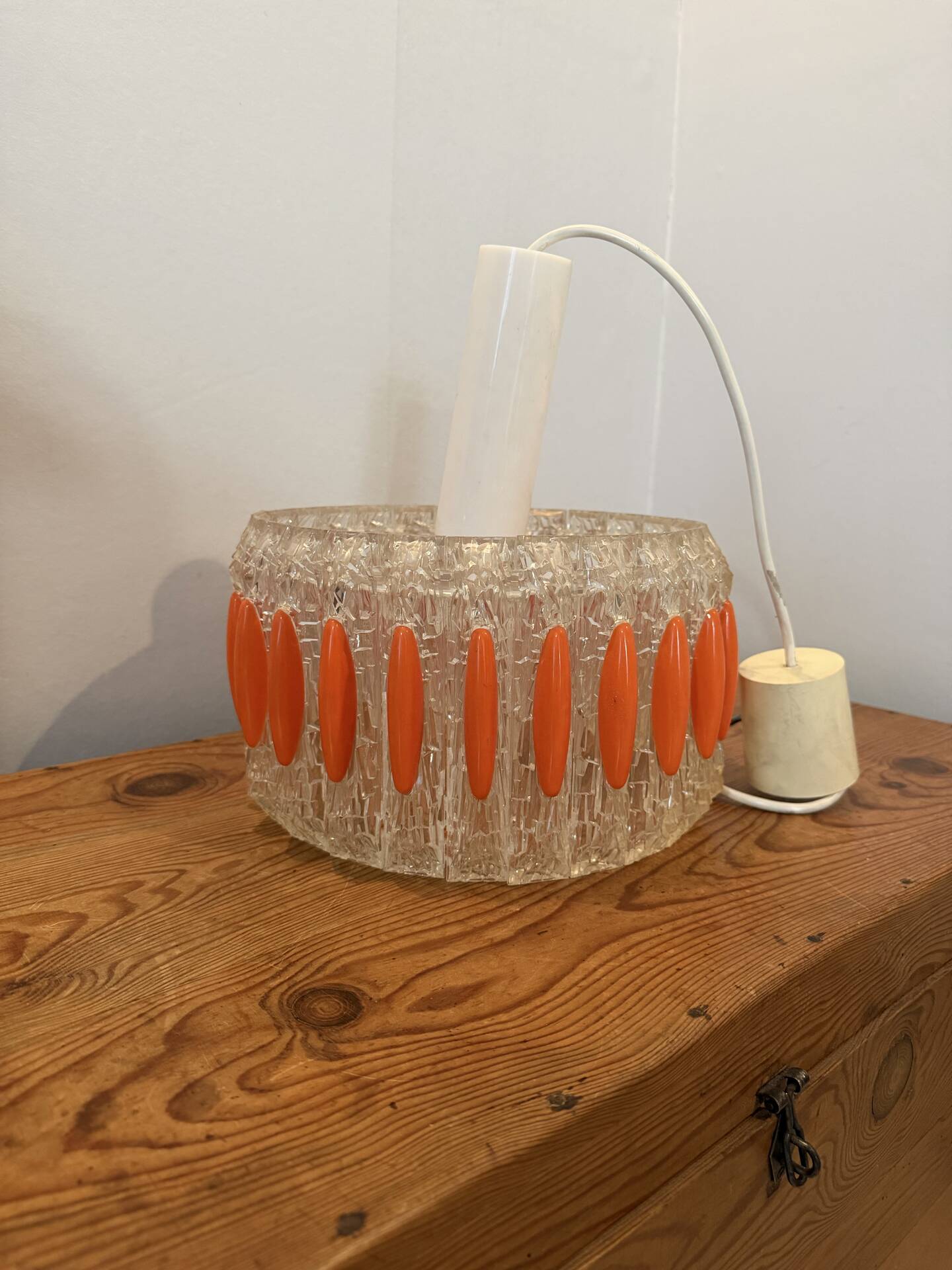 Suspension design Space age in transparent plastic and vintage orange.