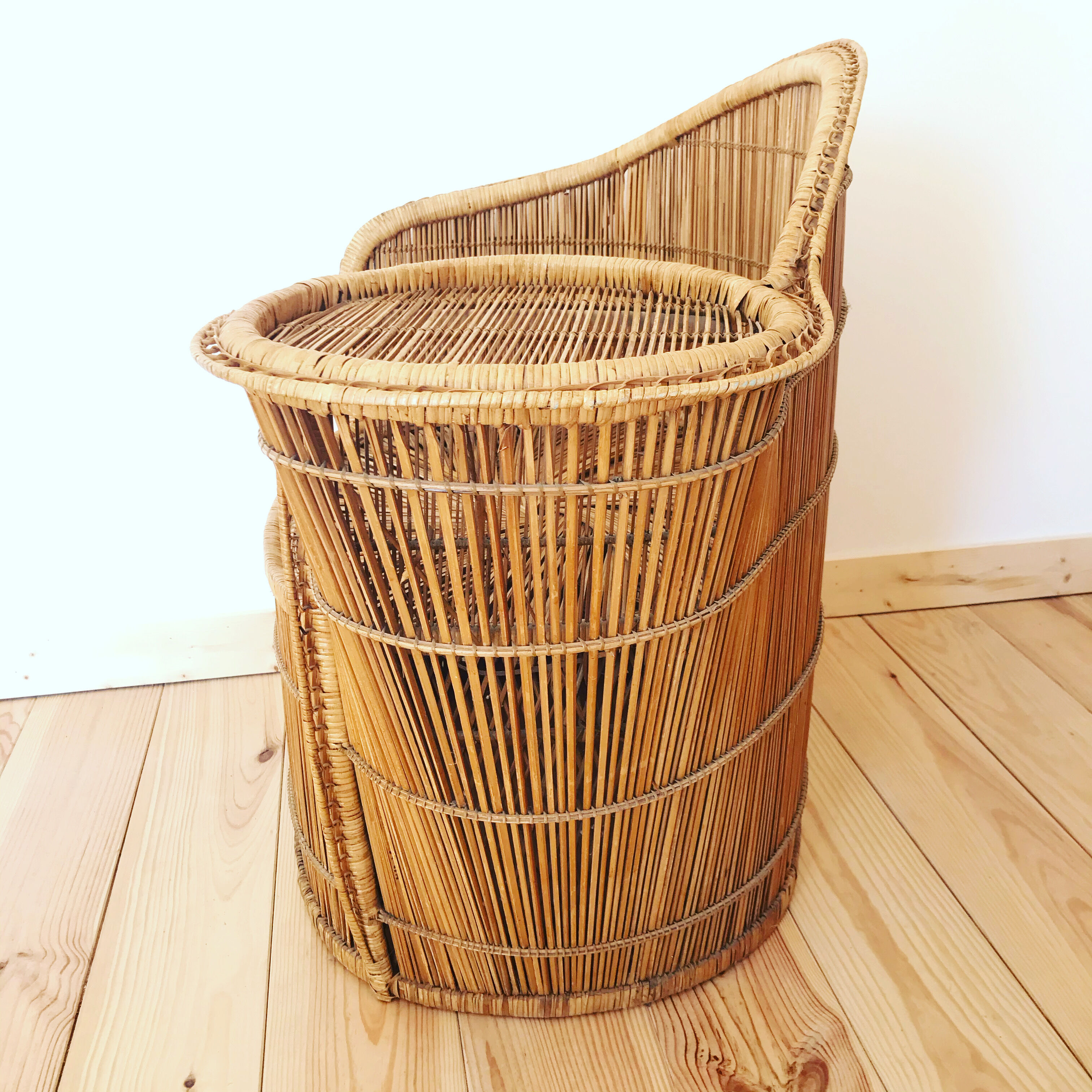 Fauteuil vintage à tablette en osier